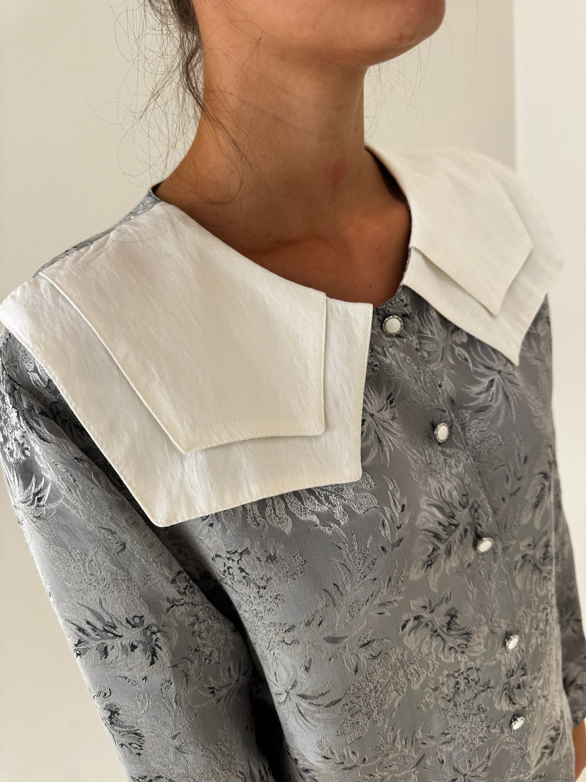 Cămașa vintage din jacquard silver gray cu guler supradimensionat alb
