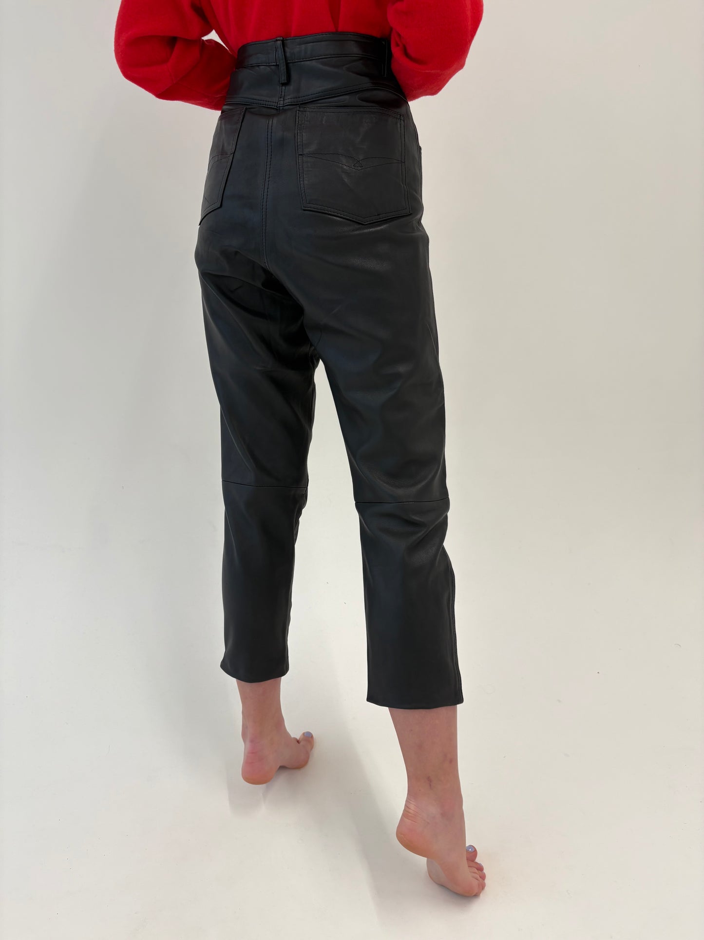 Pantaloni negri din piele naturală moale cu talie înaltă