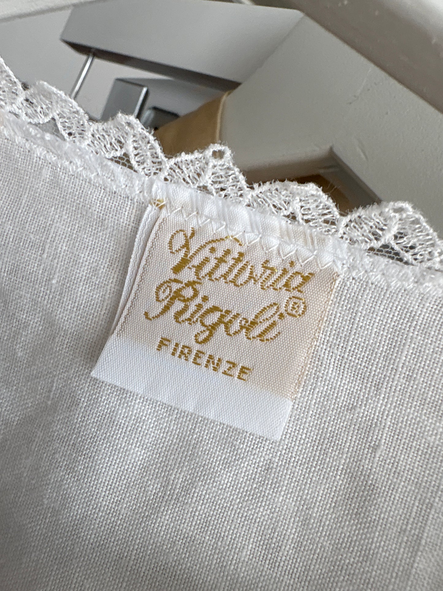 Rochie luxury italiană din cel mai moale in cu dantelă chantily și broderie manuală