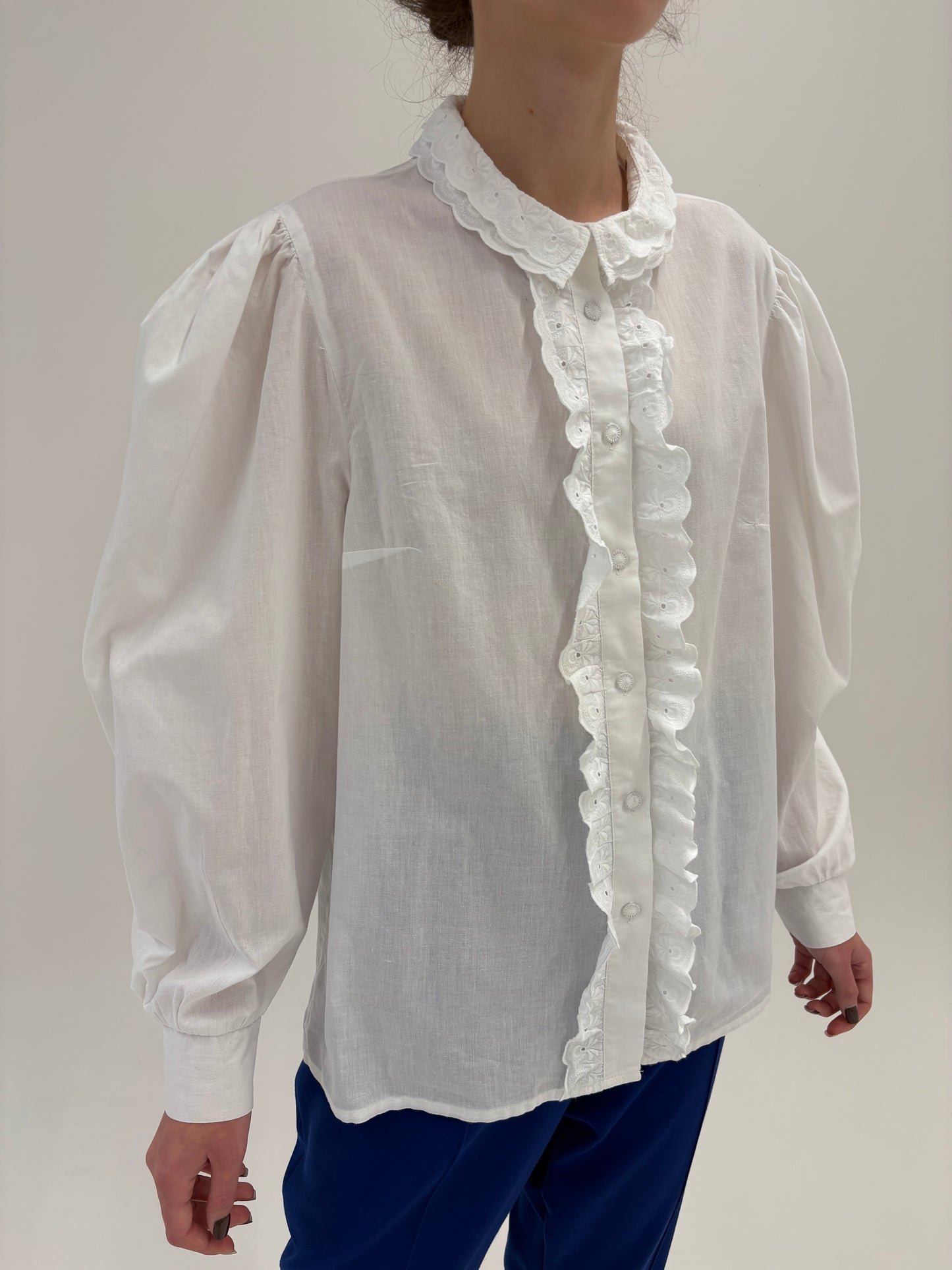 Cămașa vintage cu jabou și mâneci ample cu manșete îngustate