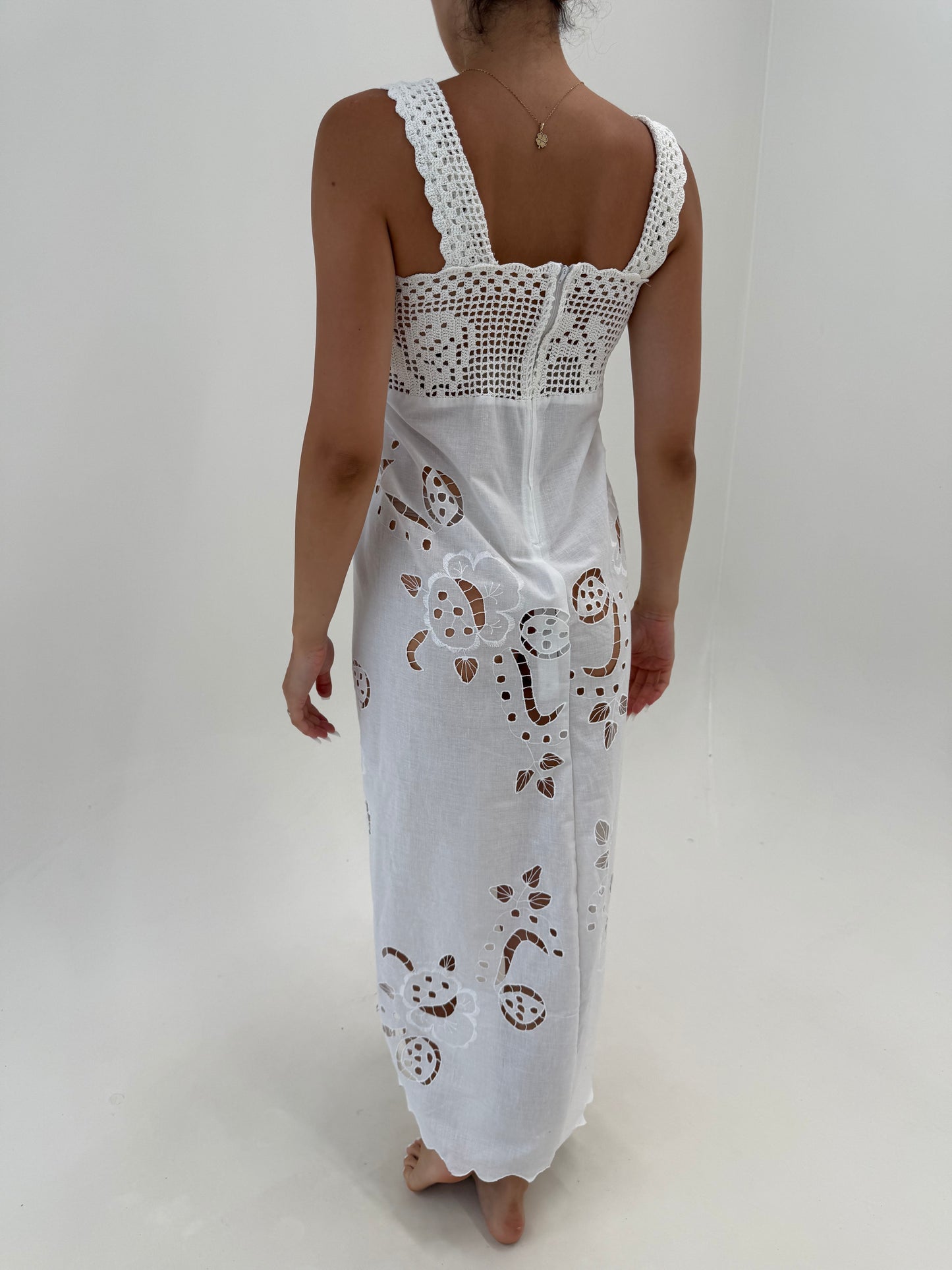 Rochie maxi cu broderie manuală și macrame lucrat manual din pânză de bumbac