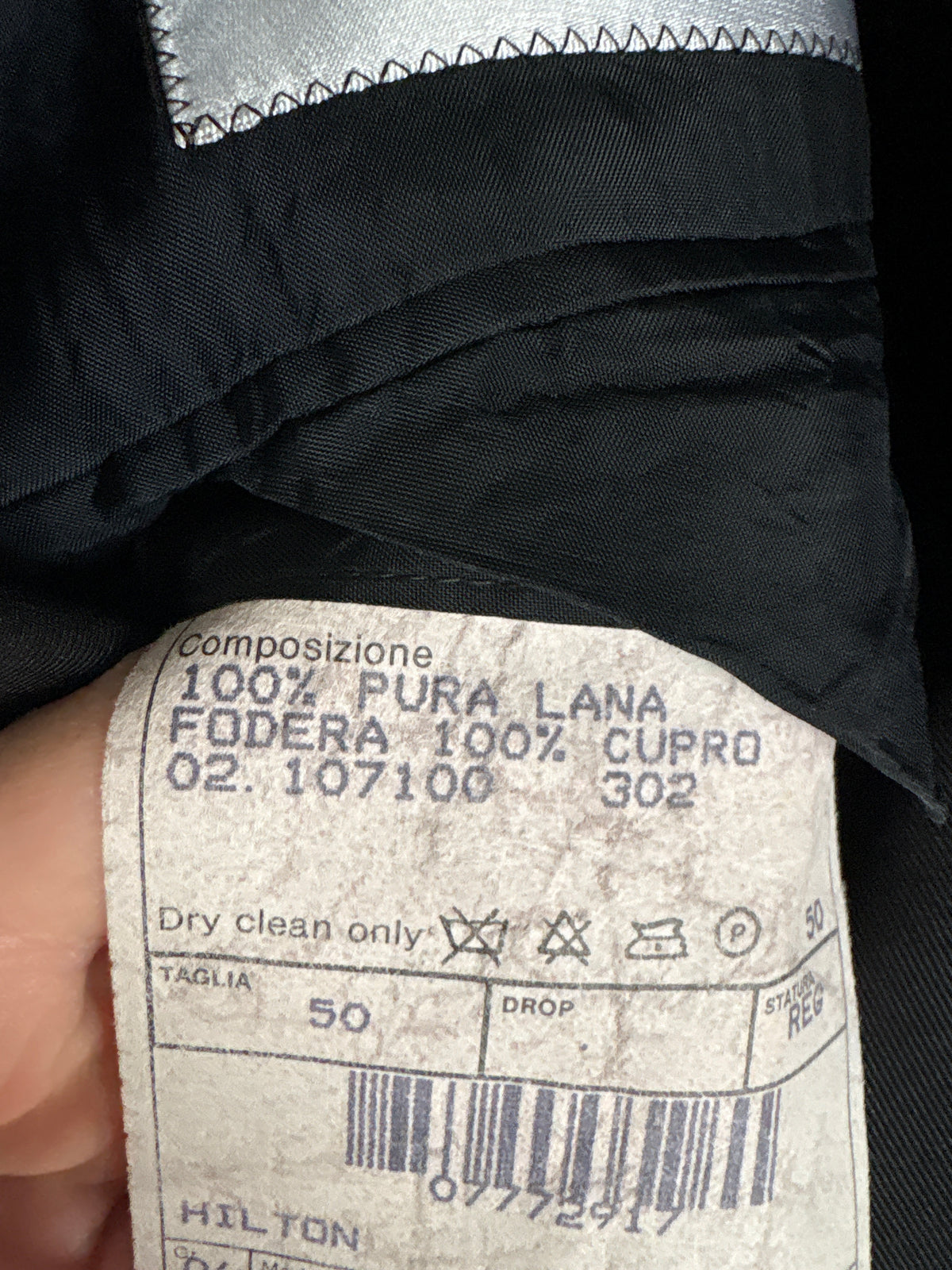 Sacou tuxedo negru de brand luxury cu revere late satinate și închidere dublă