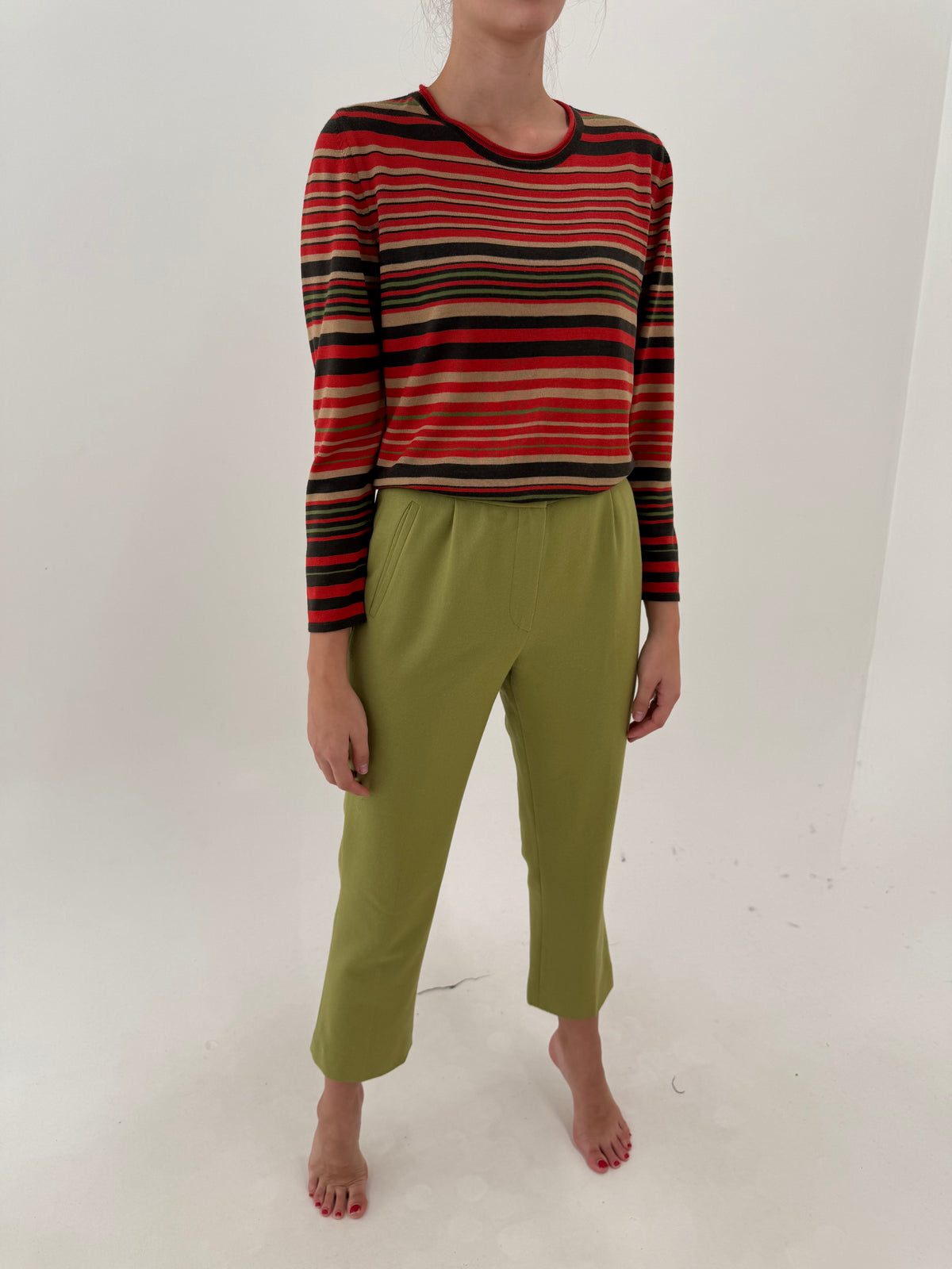 Pantaloni petite din lana extrafina verde crud cu pense și talie înaltă