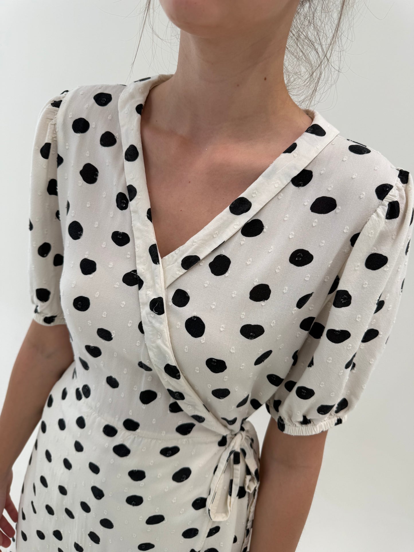 Rochie cu aspect petrecut  cu buline negre și talie marcată midi lung
