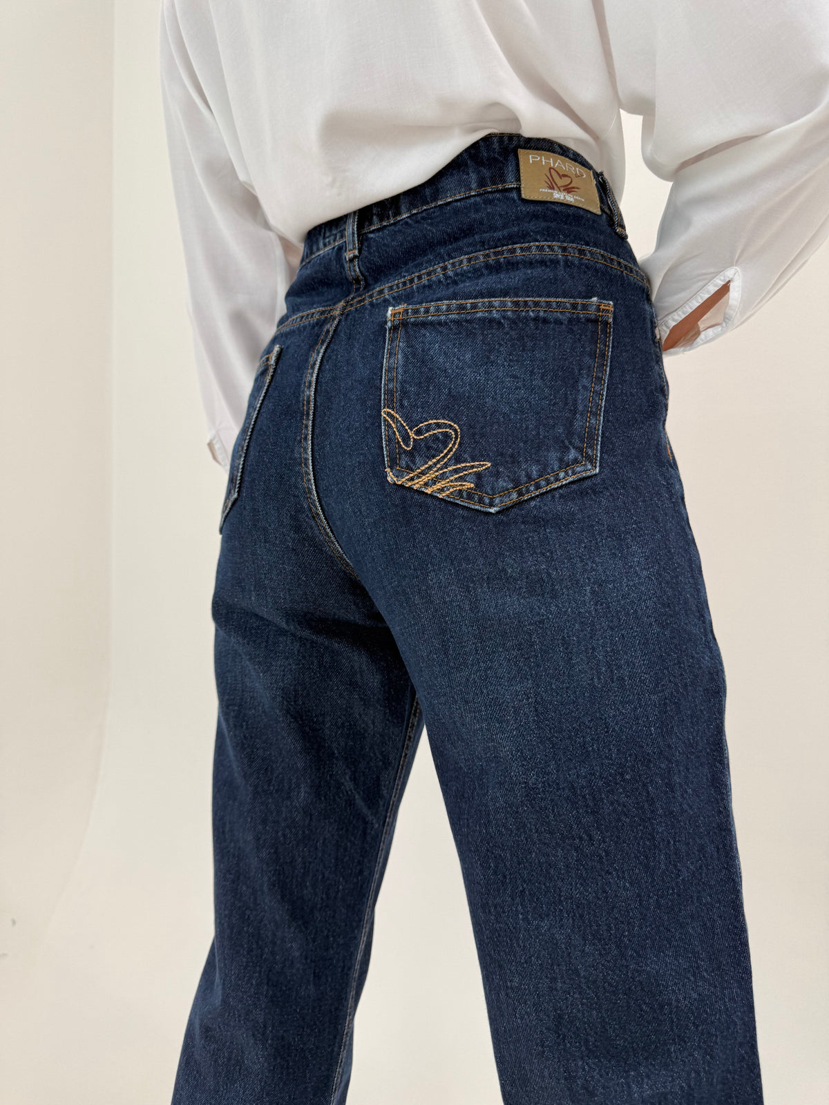 Jeans dark wash premium din bumbac gros în croi super revenit în trend