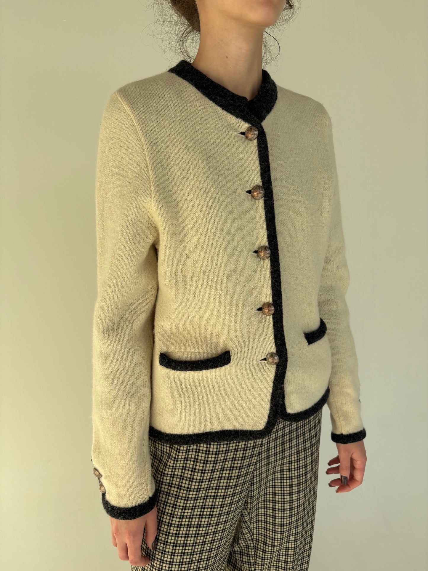 Jacheta butter white in stil Chanel din boiled wool