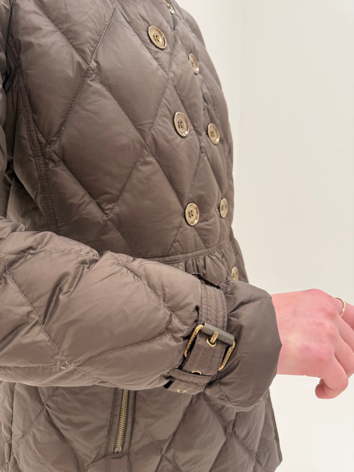 Geacă Burberry de primăvară kaki cu talie ușor marcată de la business la casual