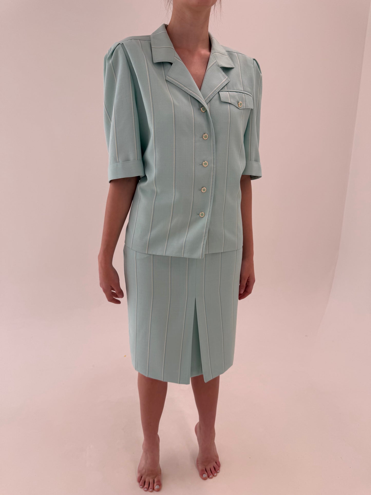 Deux piece vintage mint green cu feronerie aurie și sacou în croi retro modern