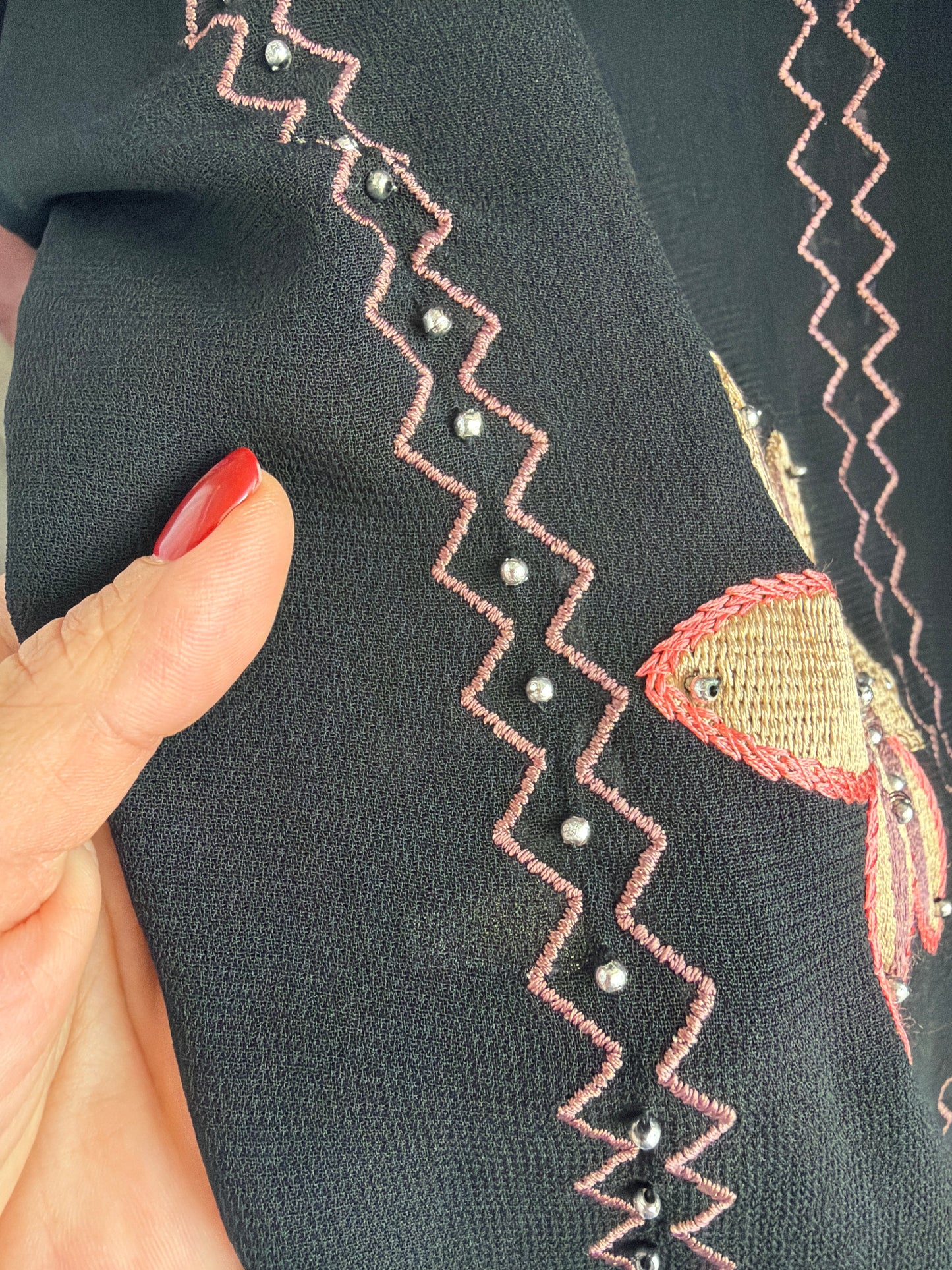 Cămașa neagră super vaporoasă cu broderie și aplicații manuale delicate