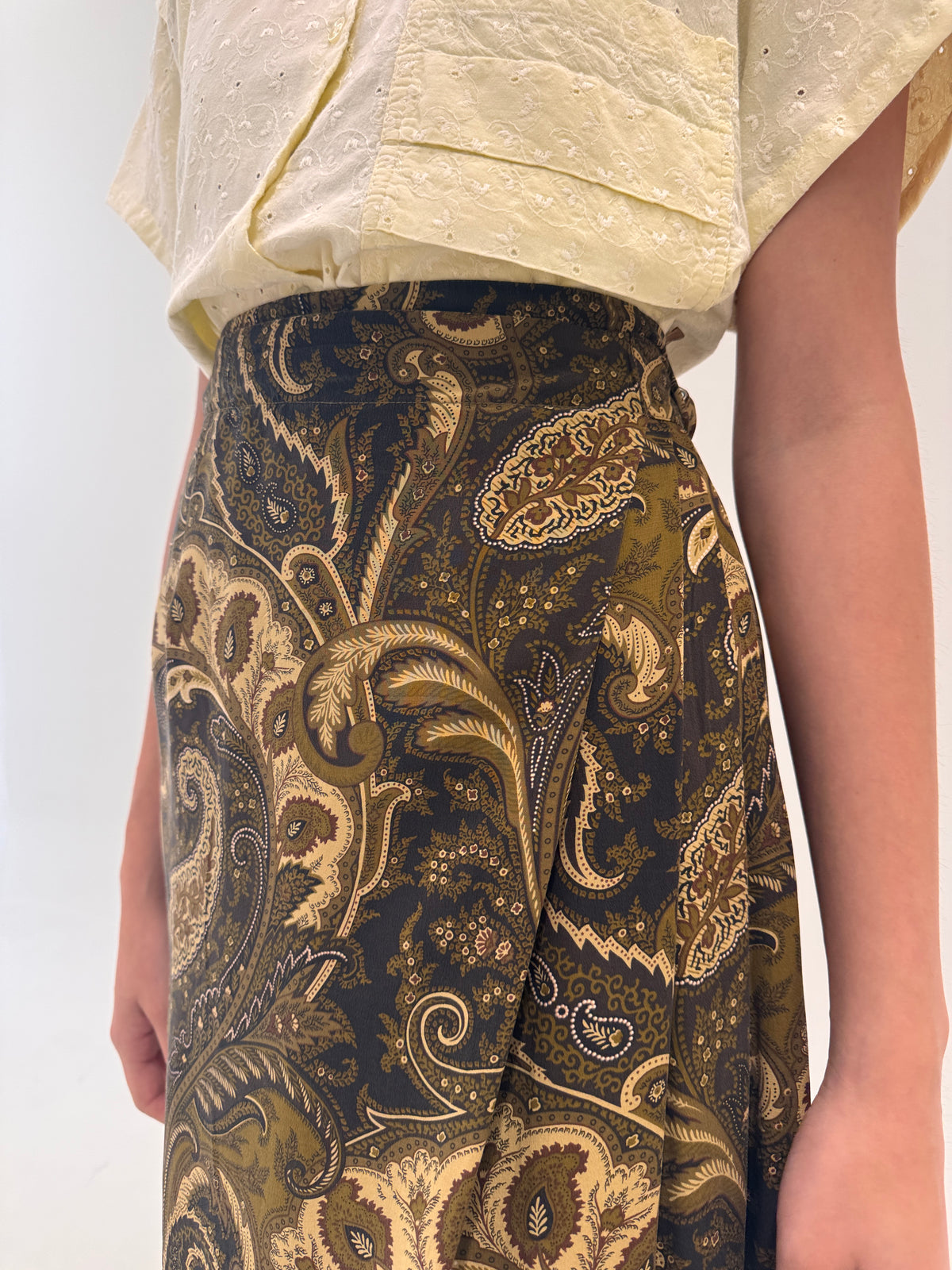 Fustă maxi petrecută din mătase naturală cu talie ușor drapată și print paisley