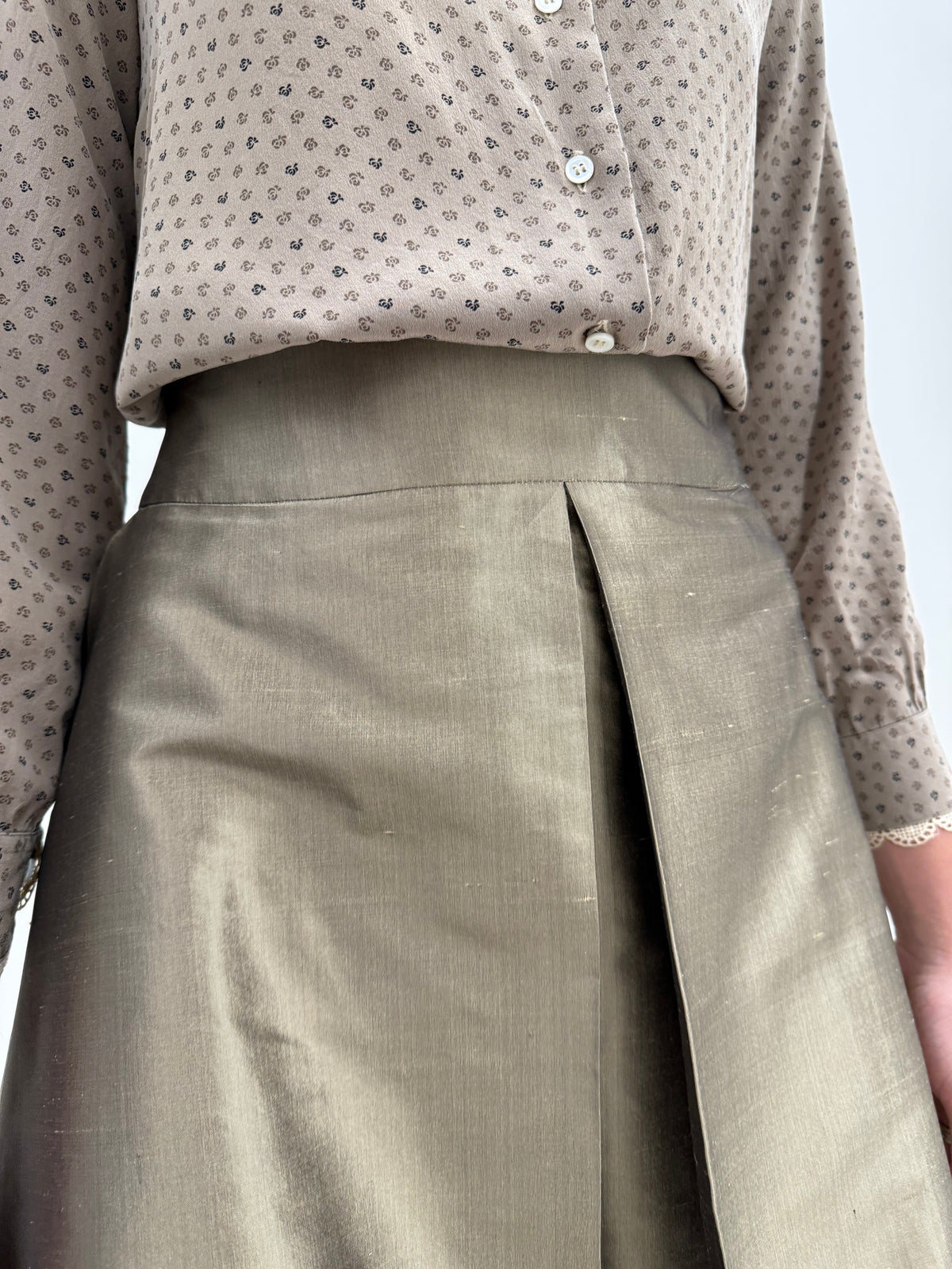 Costum din țesătură groasă de mătase naturală perlata Sage green