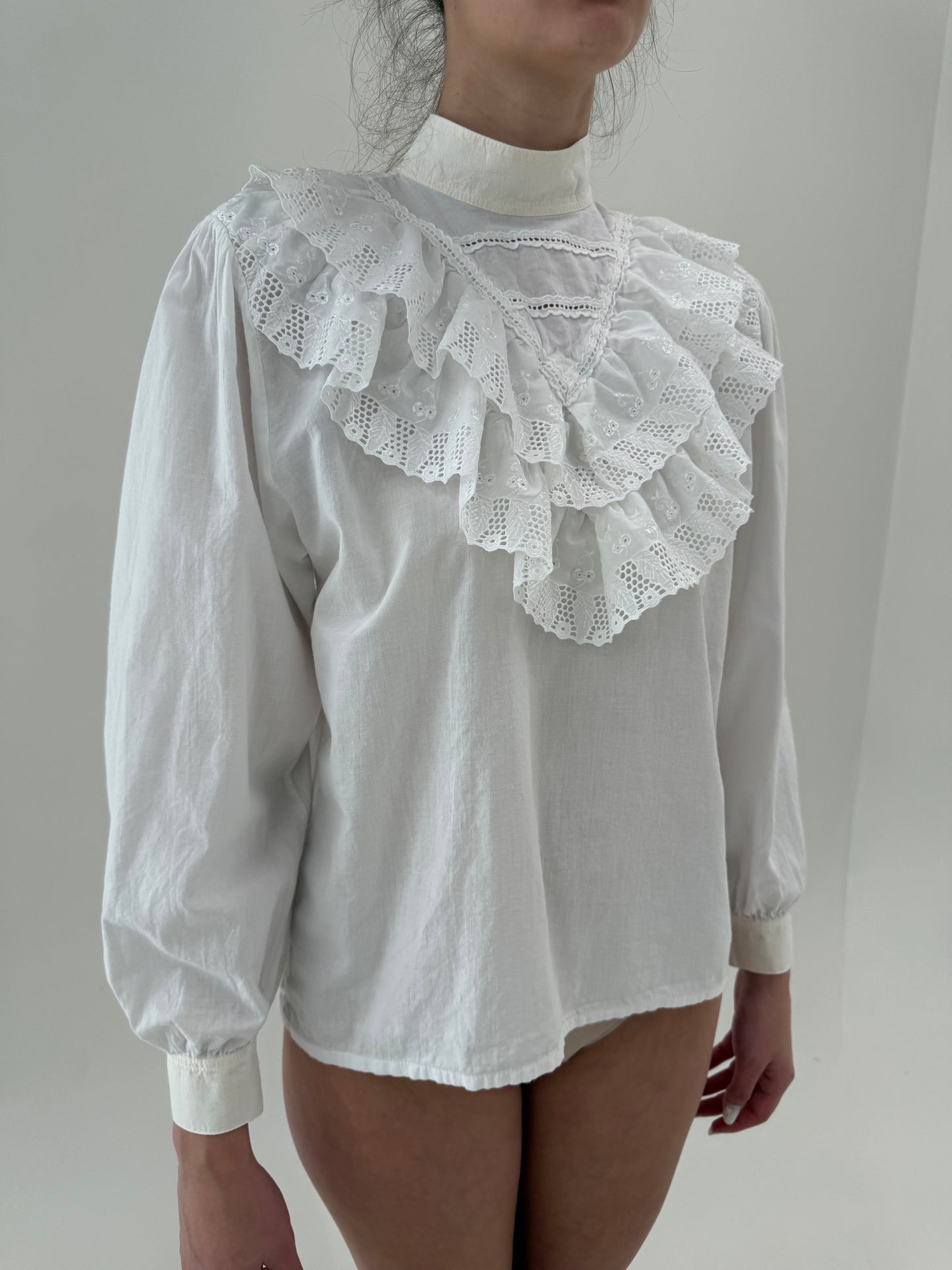 Cămașa vintage cu volane și broderie anglaise