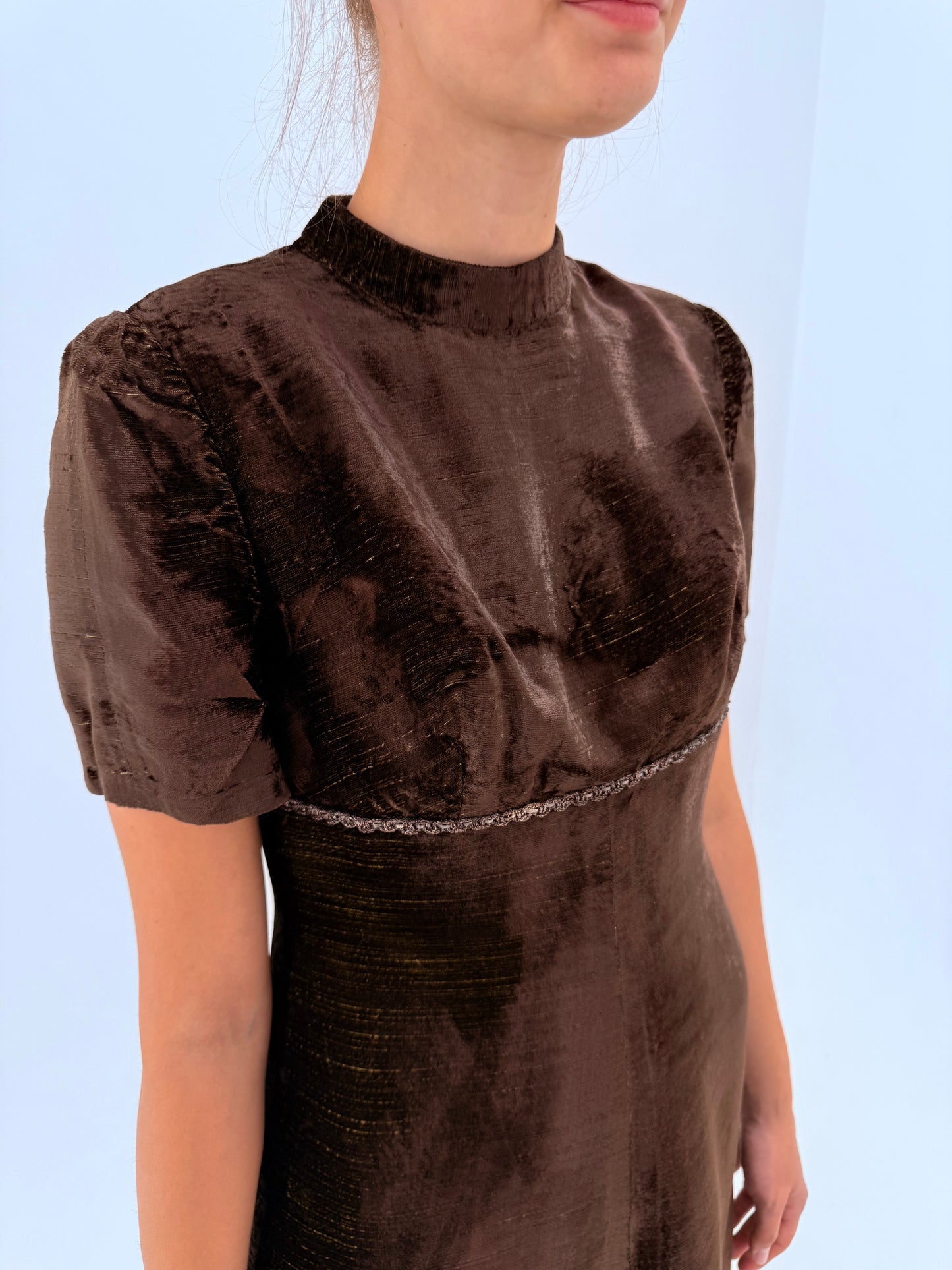 Rochie old vintage anii 60 din catifea chocolate brown cu inserții fine aurii și croi Empire