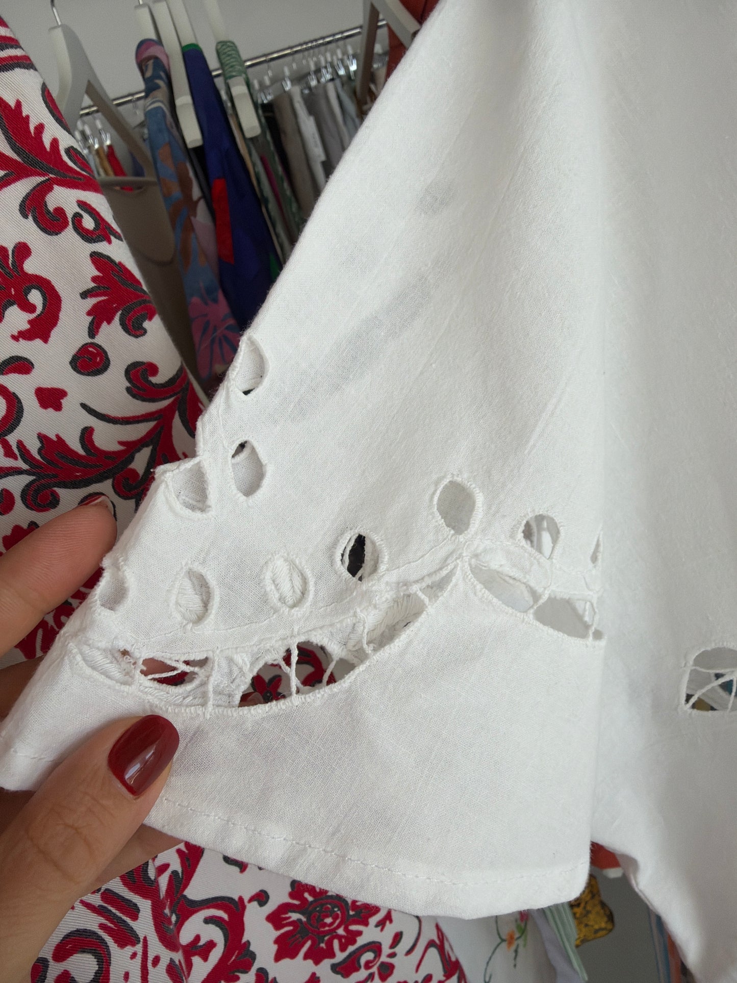 Tunica amplă cu broderie manuală excepțională din pânză de bumbac