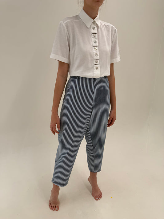 Pantaloni în dungi fine verticale cu solduri ample din pânză de bumbac