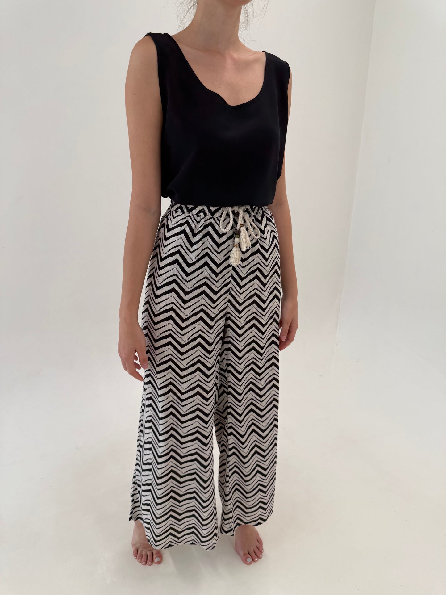 Pantaloni palazzo in culori neutre și print geometric cu talie ultra înaltă elastică