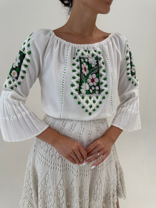 Tunica din pânză de bumbac cu broderie manuală excepțională