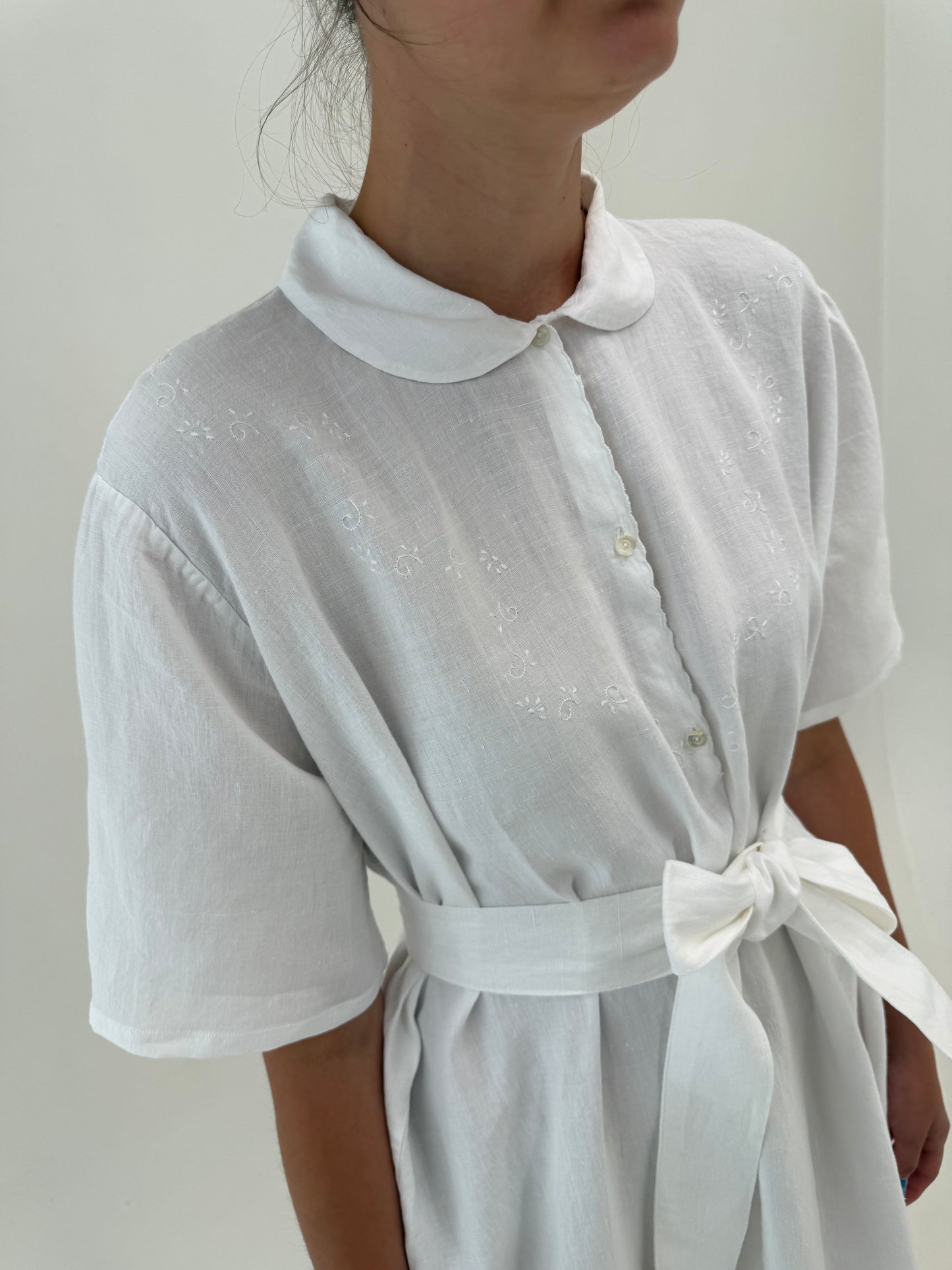 Rochie maxi din in excepțional cu broderie manuală delicată și cordon