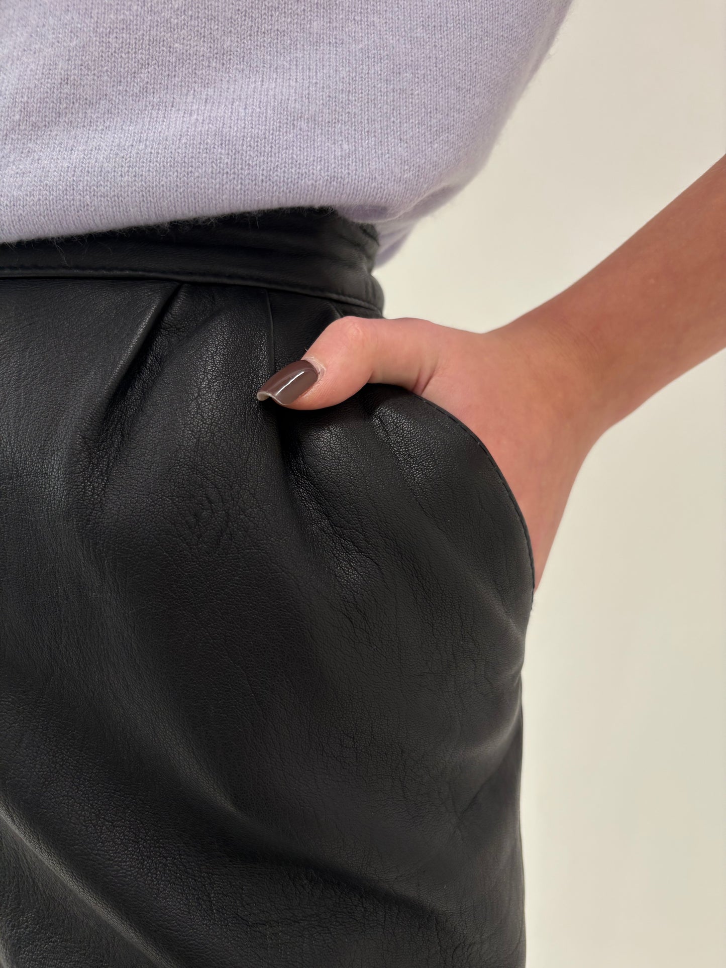 Fustă din piele naturală cu buzunare, talie ultra înaltă și pense