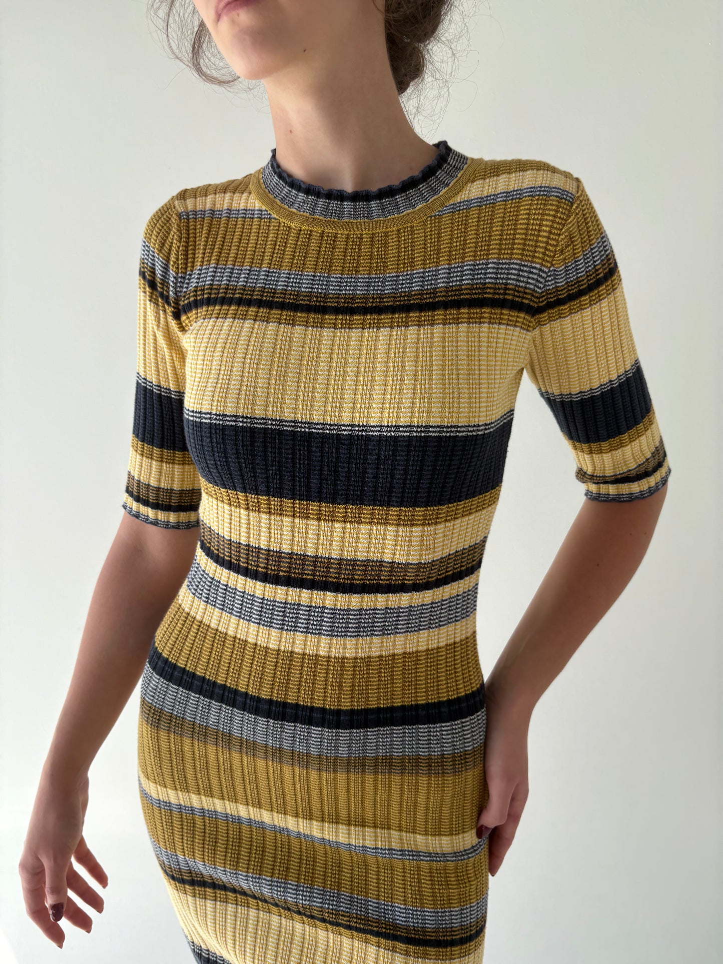 Rochie din jerse ribbed de gramaj mare în dungi