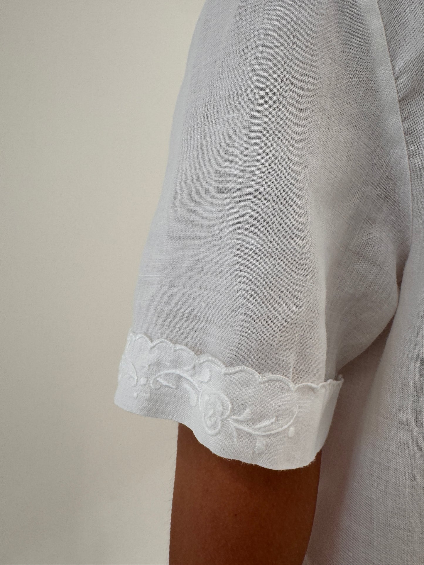 Cămașa bijuterie din in cu broderie manuală
