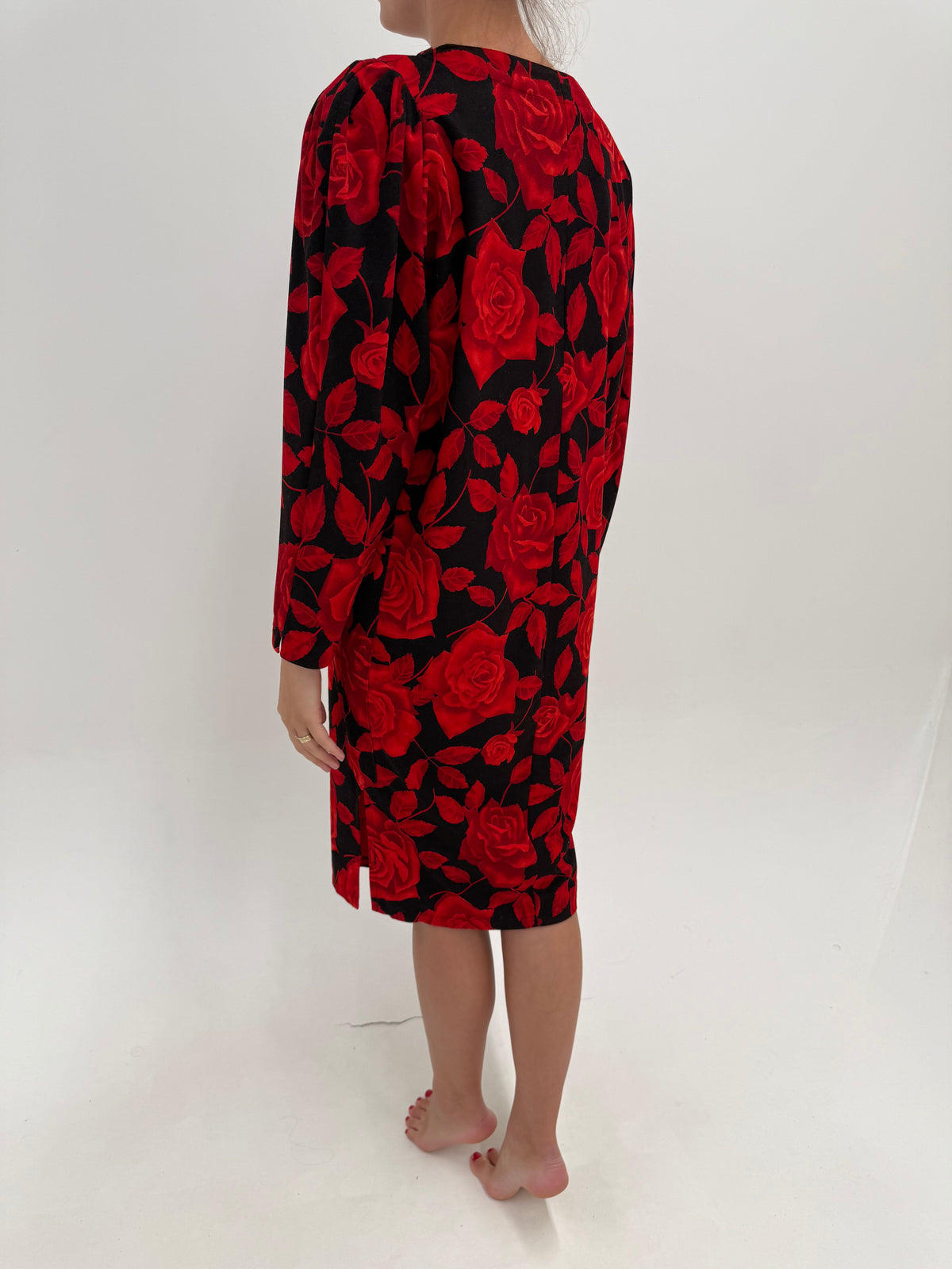 Rochie din lana extrafina neagră cu print roșu cu trandafiri și mâneci ușor bufante