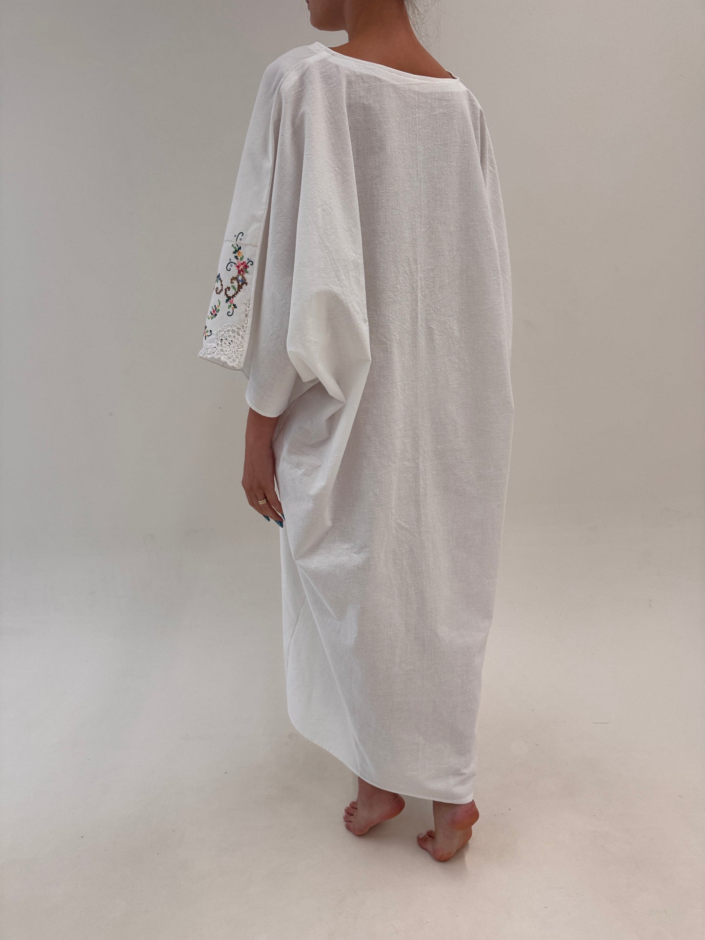 Kaftan bujuterie cu broderie manuală colorată excepțională din pânză de in și bumbac