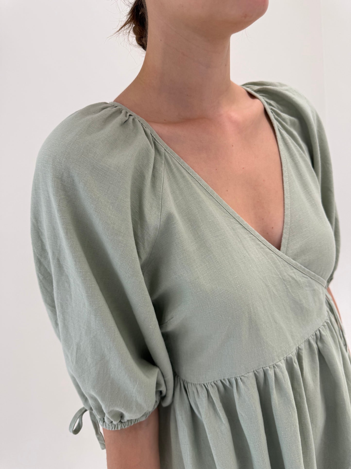 Rochie maxi dusty mint green cu talie ultra înaltă și mâneci bufante în croi petrecut