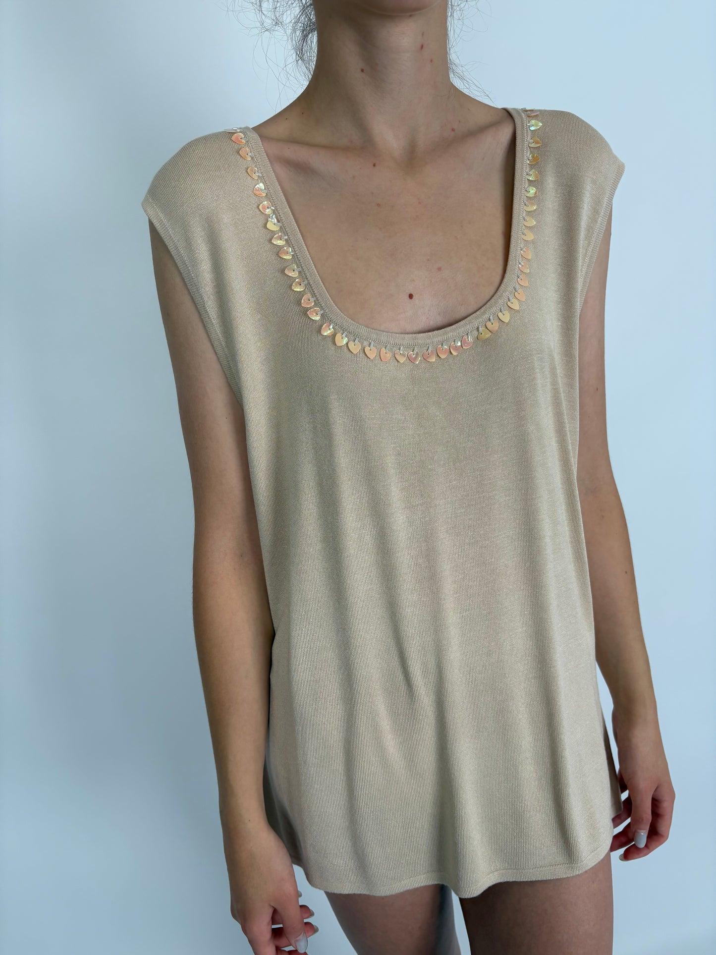 Top light nude cu aplicații delicate perlate