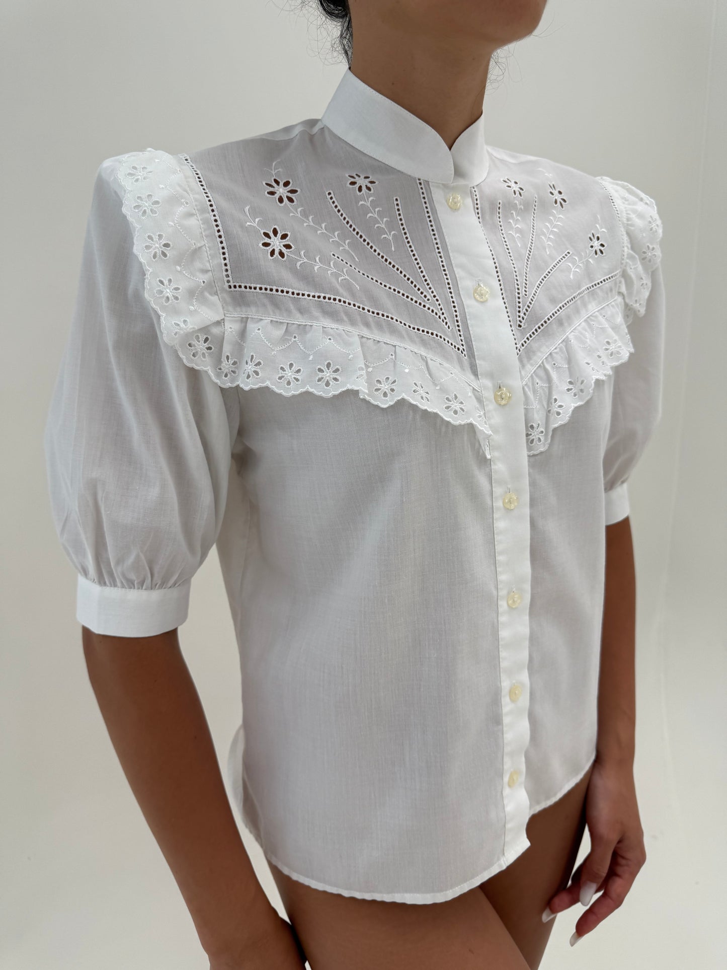 Cămașa vintage cu broderie , dantelă și umeri bufanți din bumbac premium