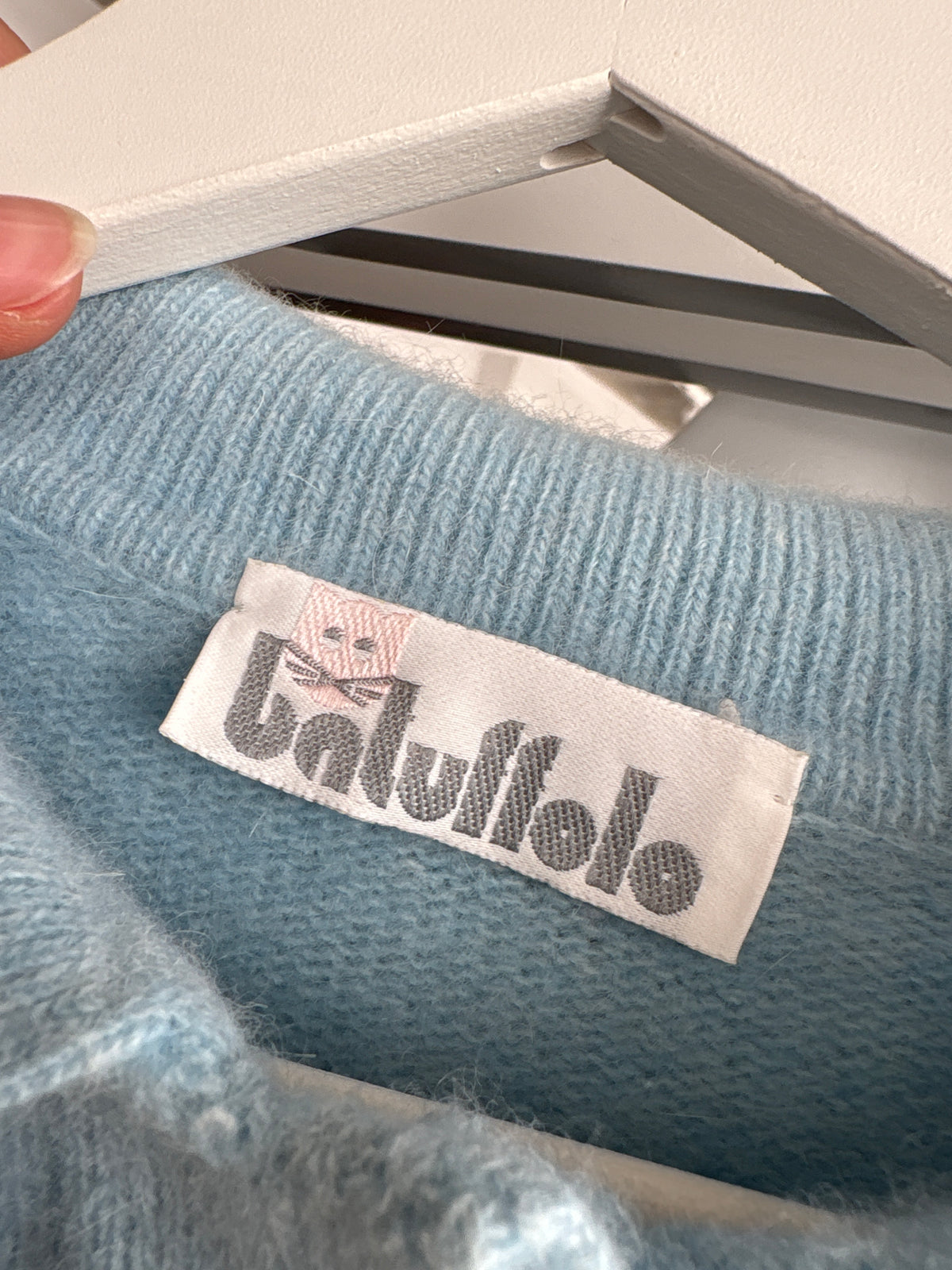 Pulover polo baby blue cu broderie din lana extrafina și Angora