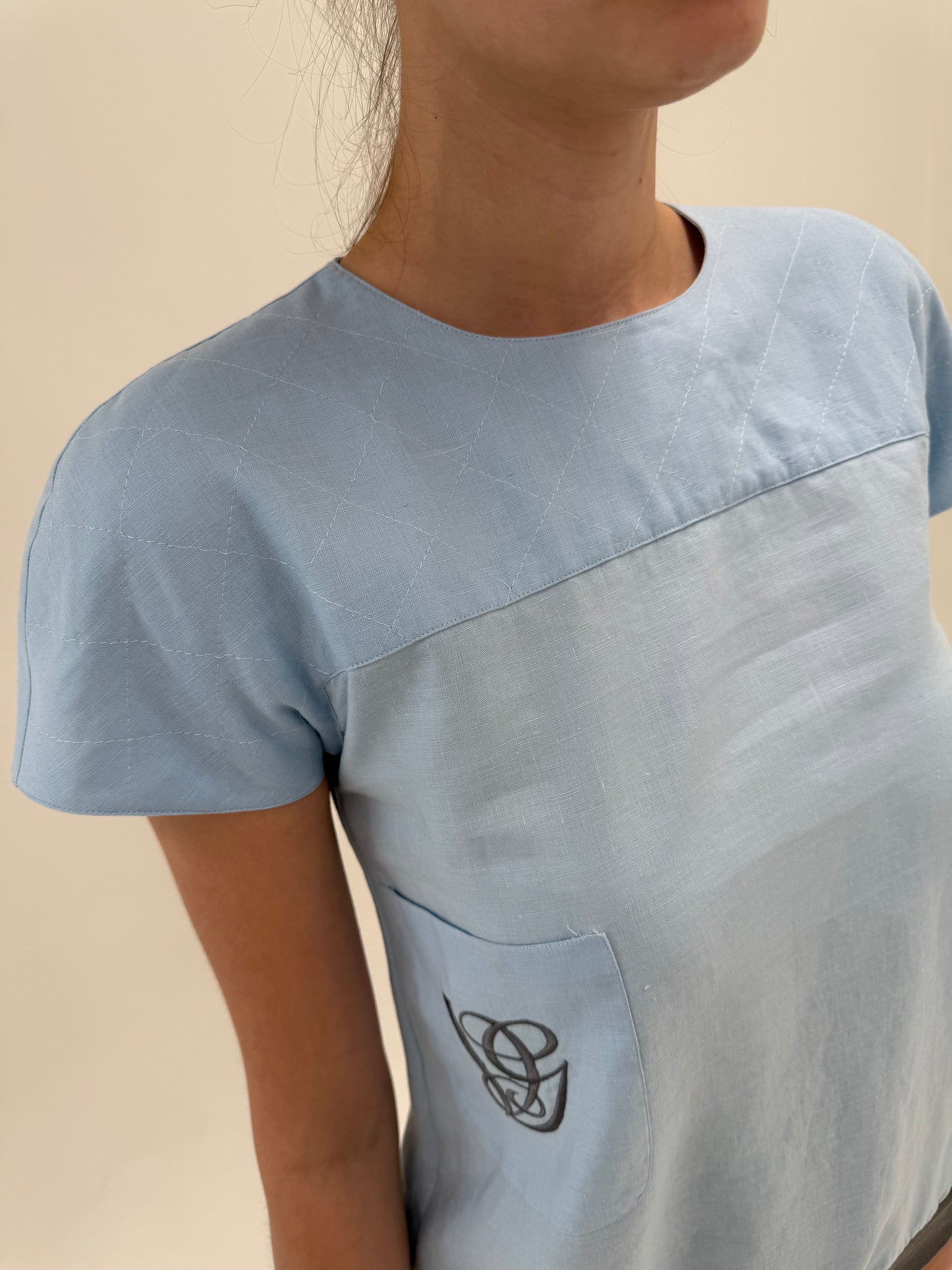 Top Valentino baby blue din in cu broderie în croi retro modern