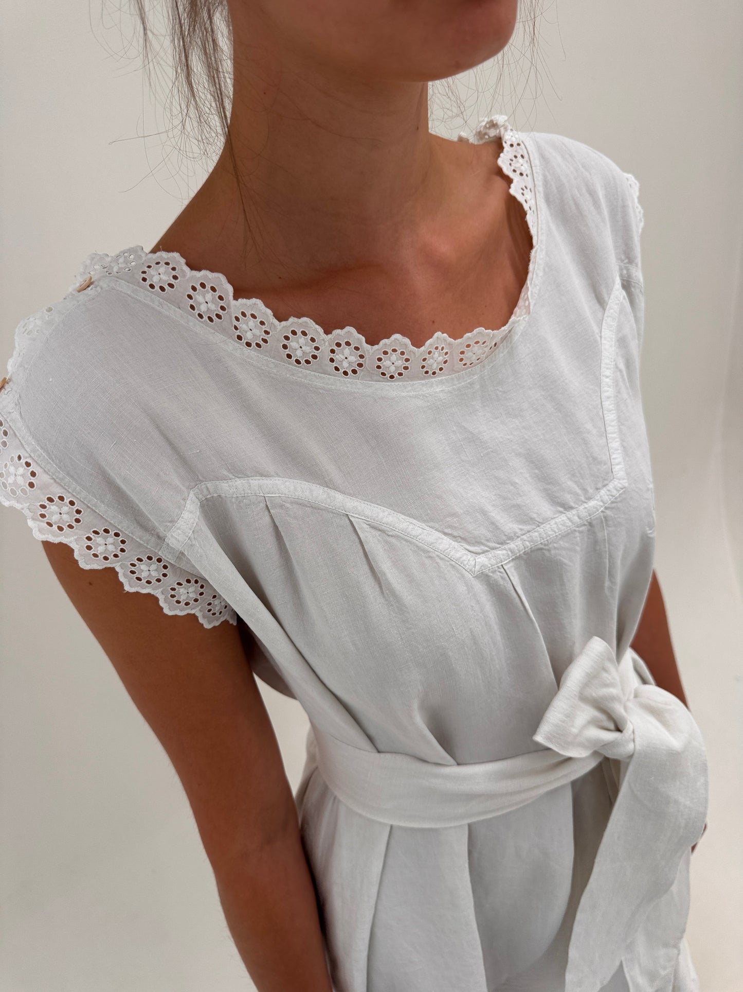 Rochie maxi din panza excepțională de in cu broderie manuală delicată și cordon
