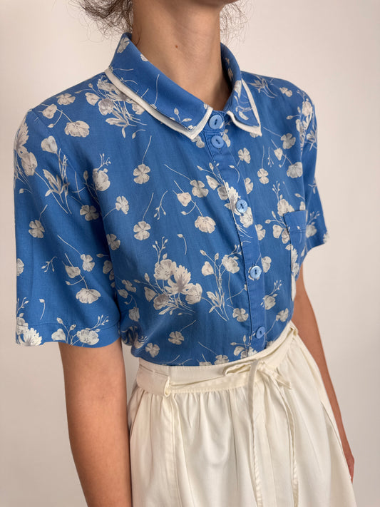 Cămașa vintage albastru ciel cu print floral delicat