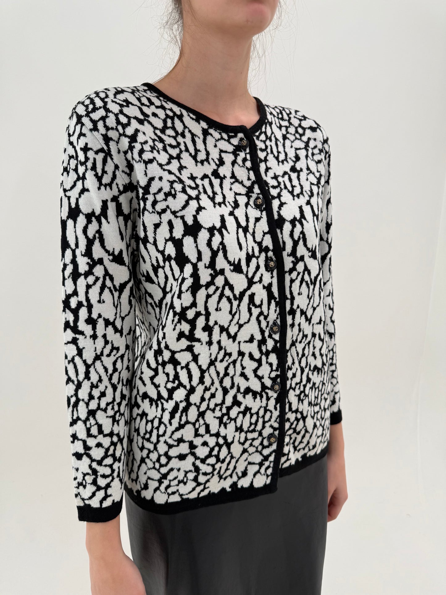 Jacheta alb negru din tricot de lana extrafina