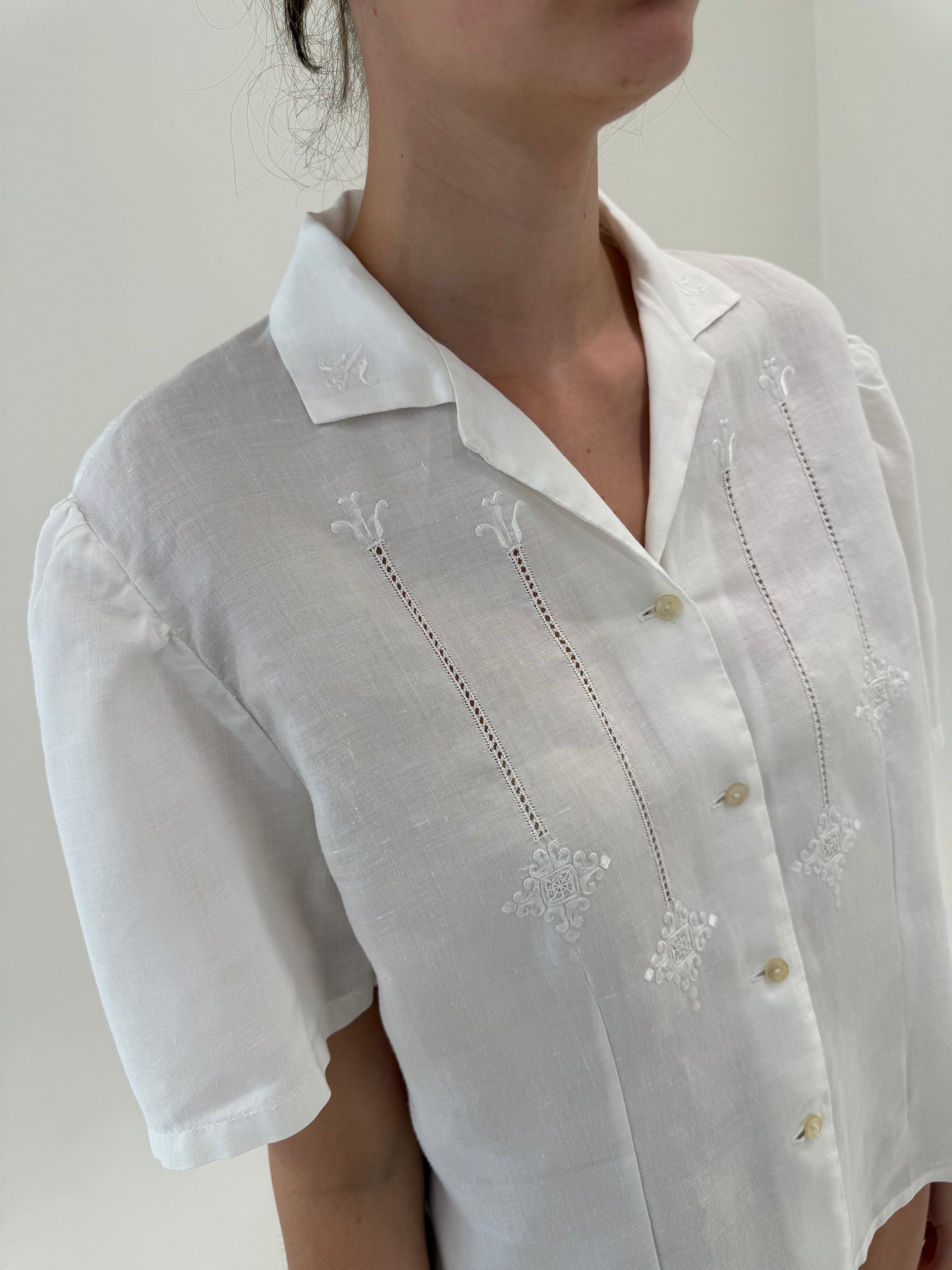 Cămașa luxury din in cu broderie manuală excepțională