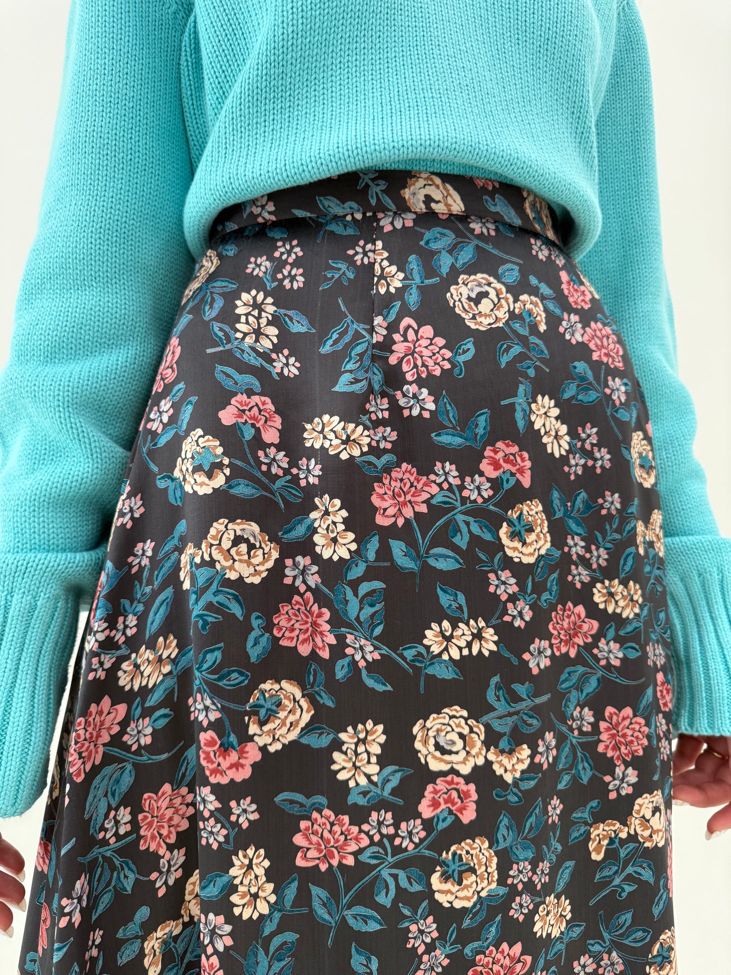 Fustă maxi satinata neagră cu print floral în bie de la zi la seară
