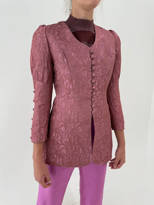 Sacou dusty pink din brocart gros texturat în croi ultra cambrat