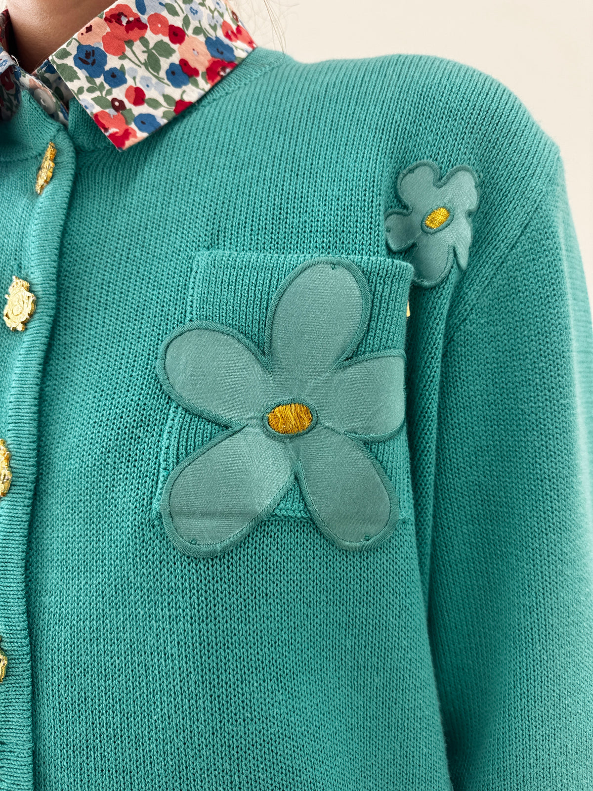 Cardigan lung aqua blue cu aplicații și nasturi metalici aurii bijuterie