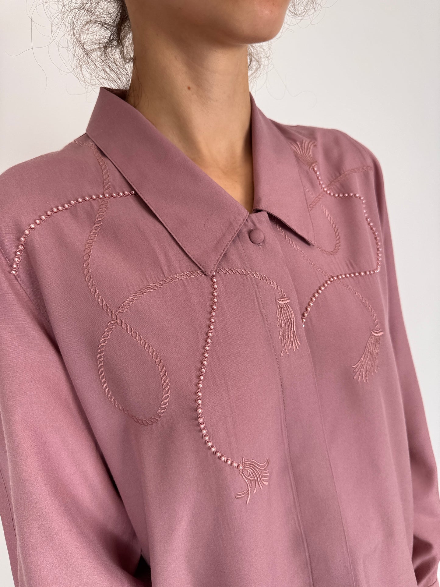 Cămașa vintage dusty pink cu aplicații și broderie