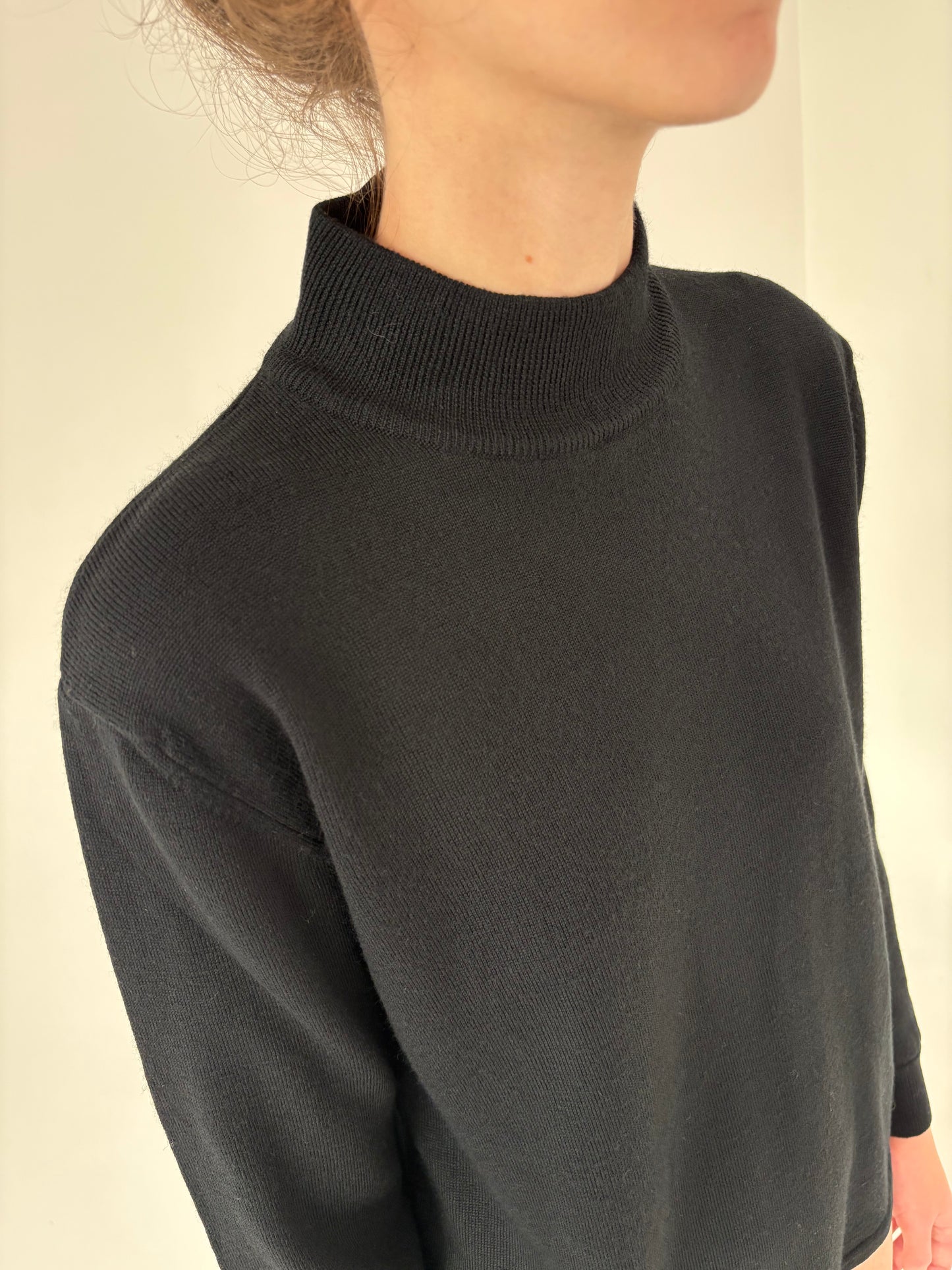 Maleta neagră petite  in croi lejer din lana extrafina