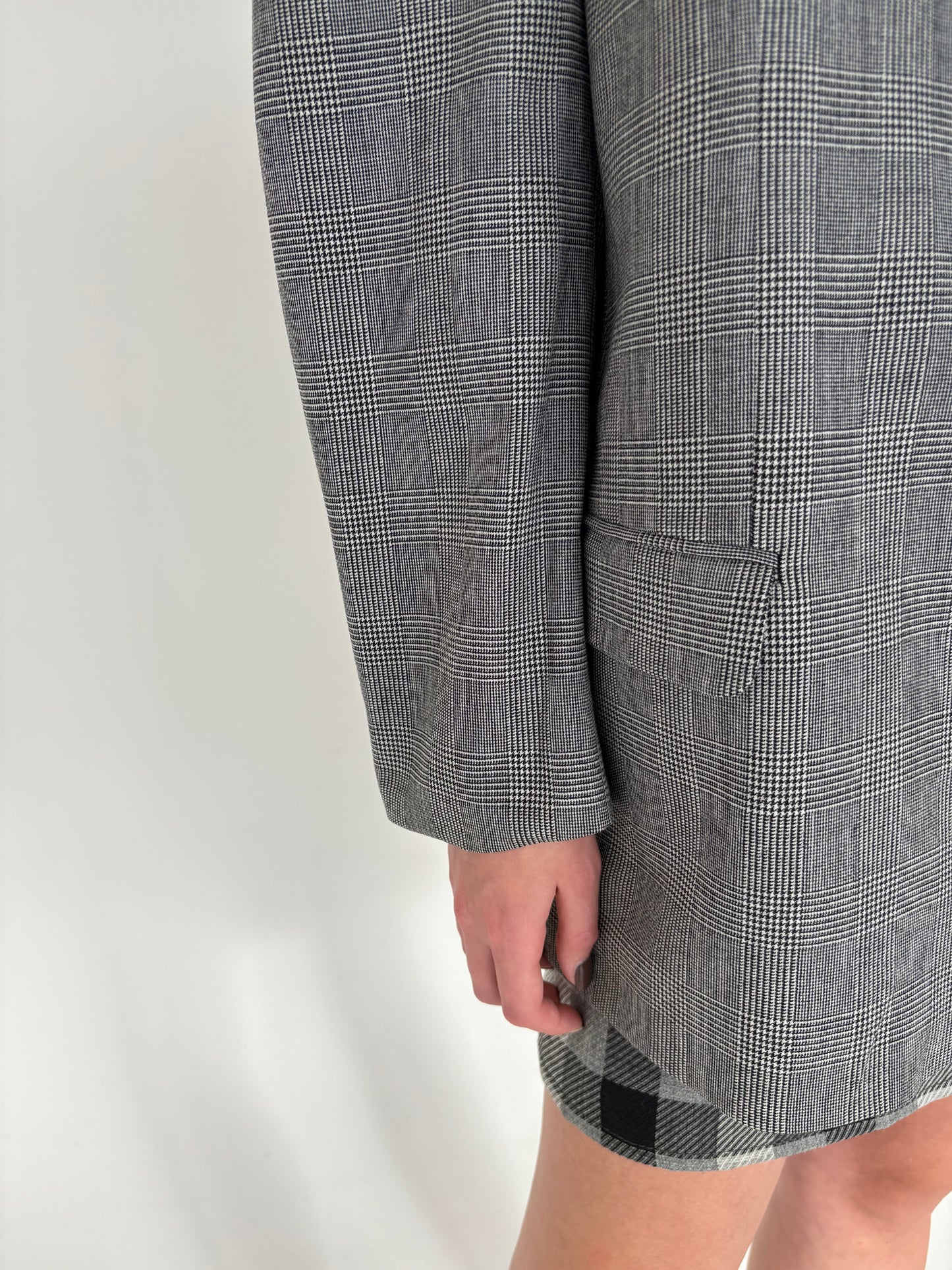 Sacou în carouri pied de coq alb negru din lana extrafina certificată