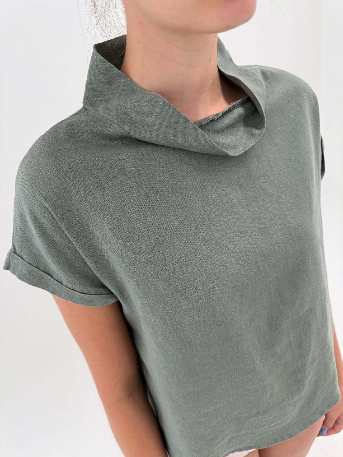 Top din in premium în croi minimalist muted Sage green