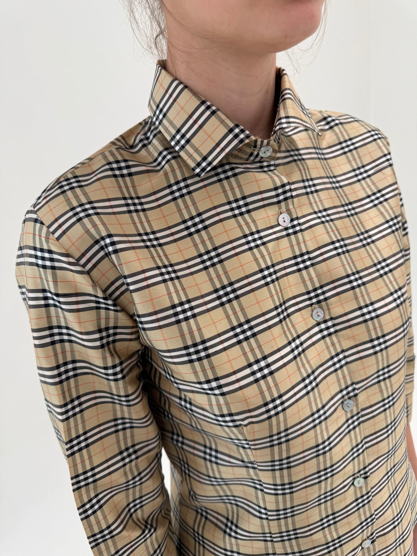 Cămașa cu print în stil Burberry ușor cambrata din mătase naturală ușor structurată