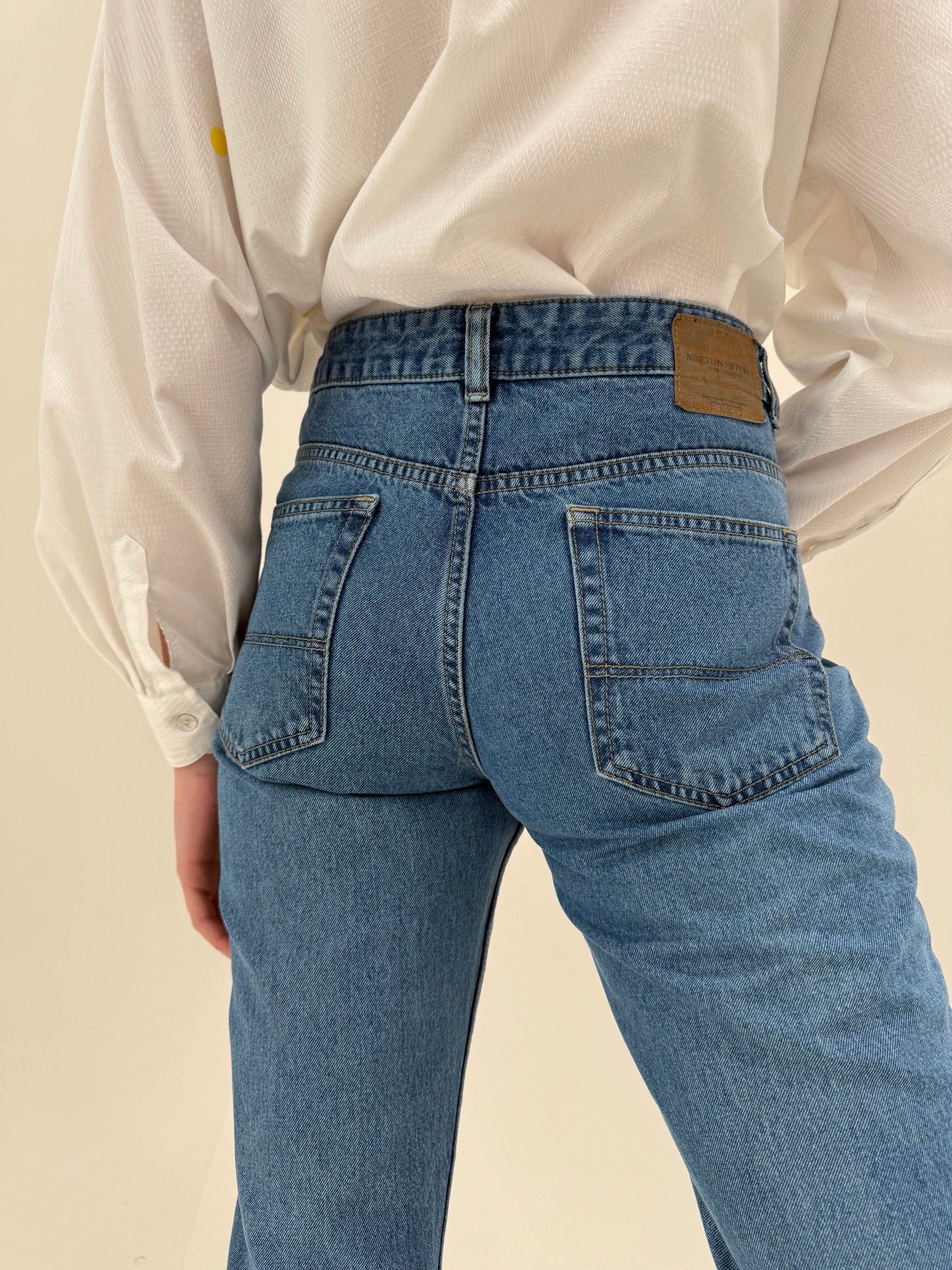 Jeans vintage în croi super revenit în trend