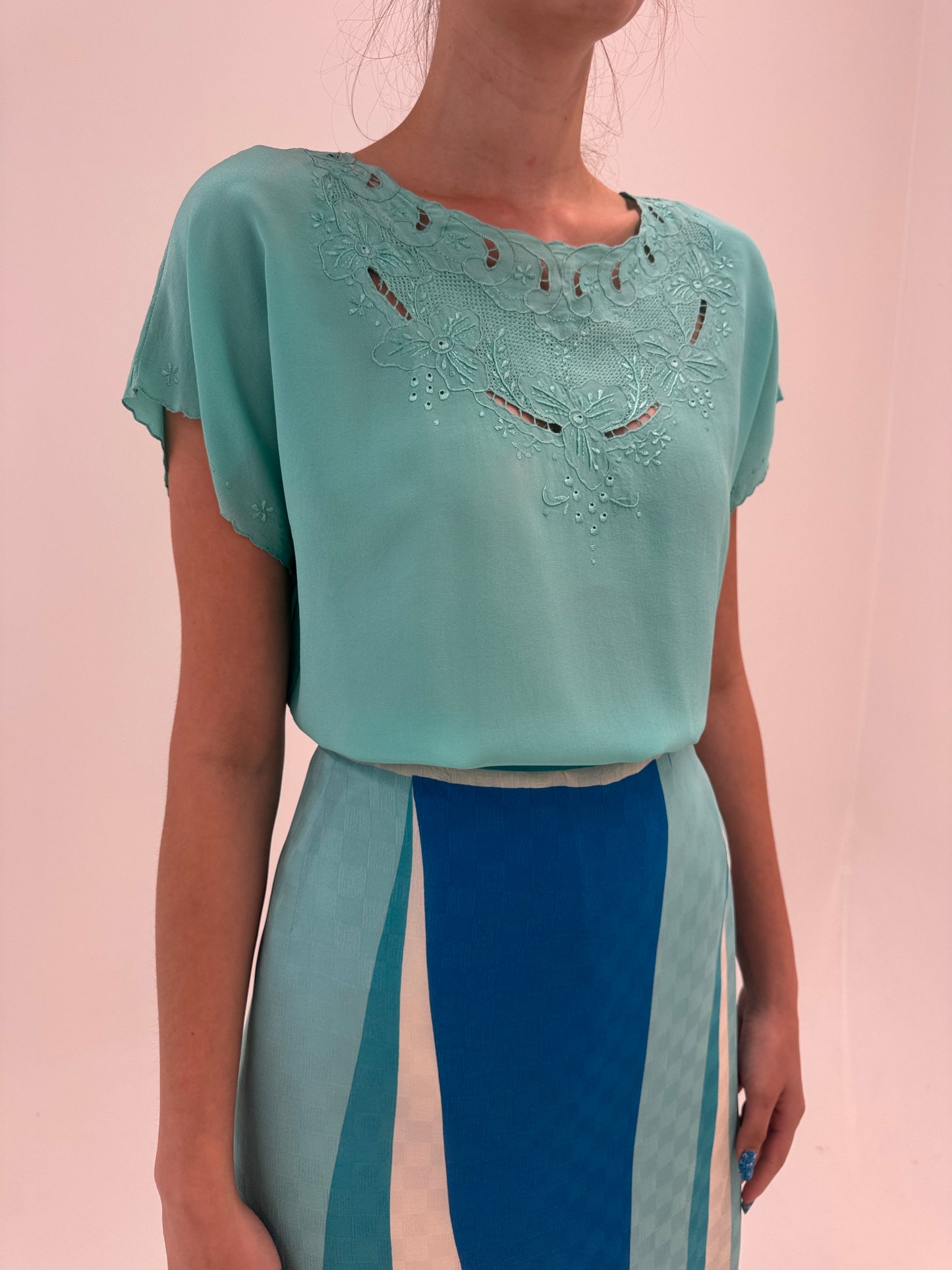 Top aqua blue bijuterie din mătase naturală cu broderie manuală superbă