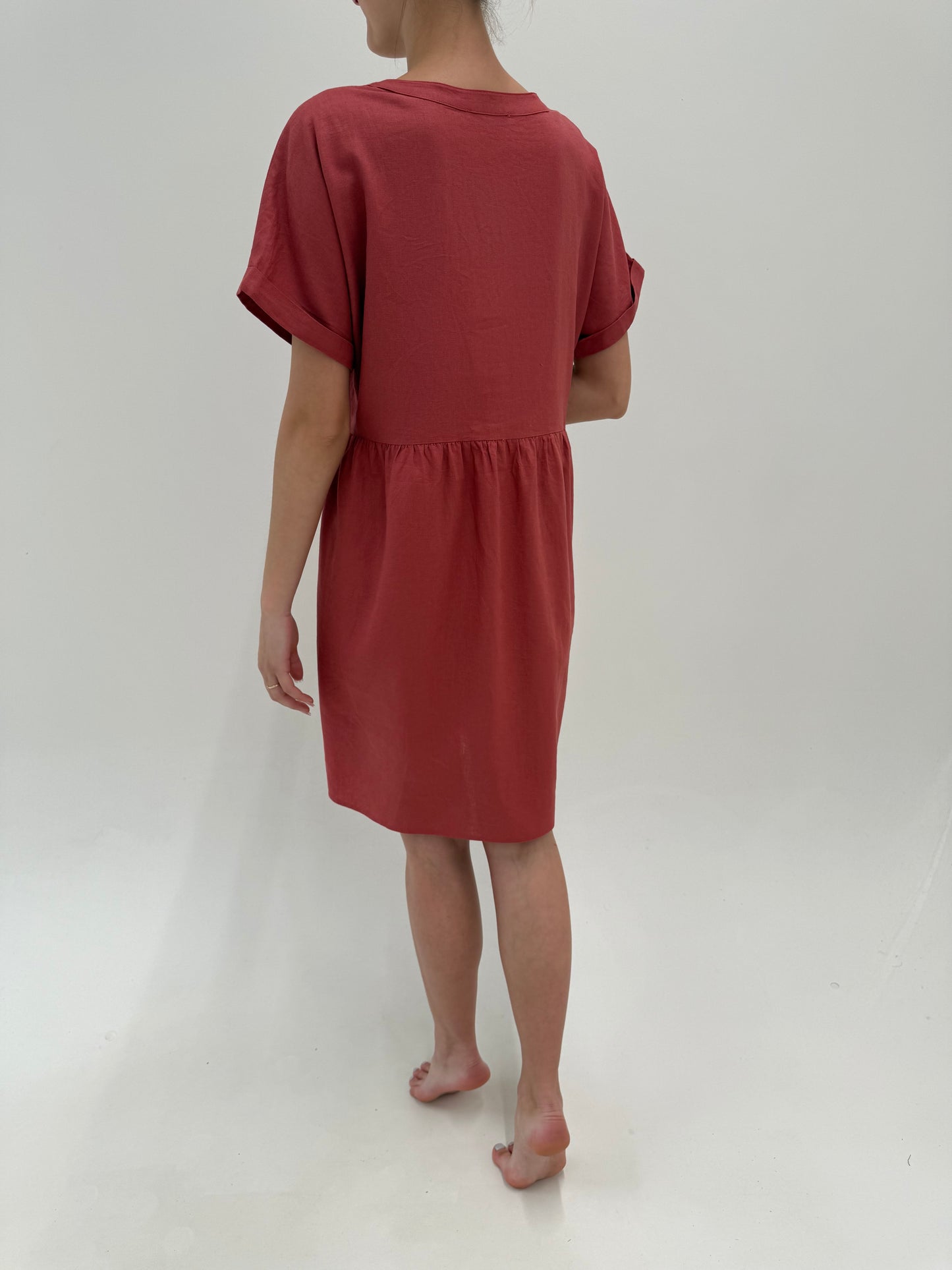 Rochie din in cu talie marcată ultra înaltă dusty red în croi minimalist