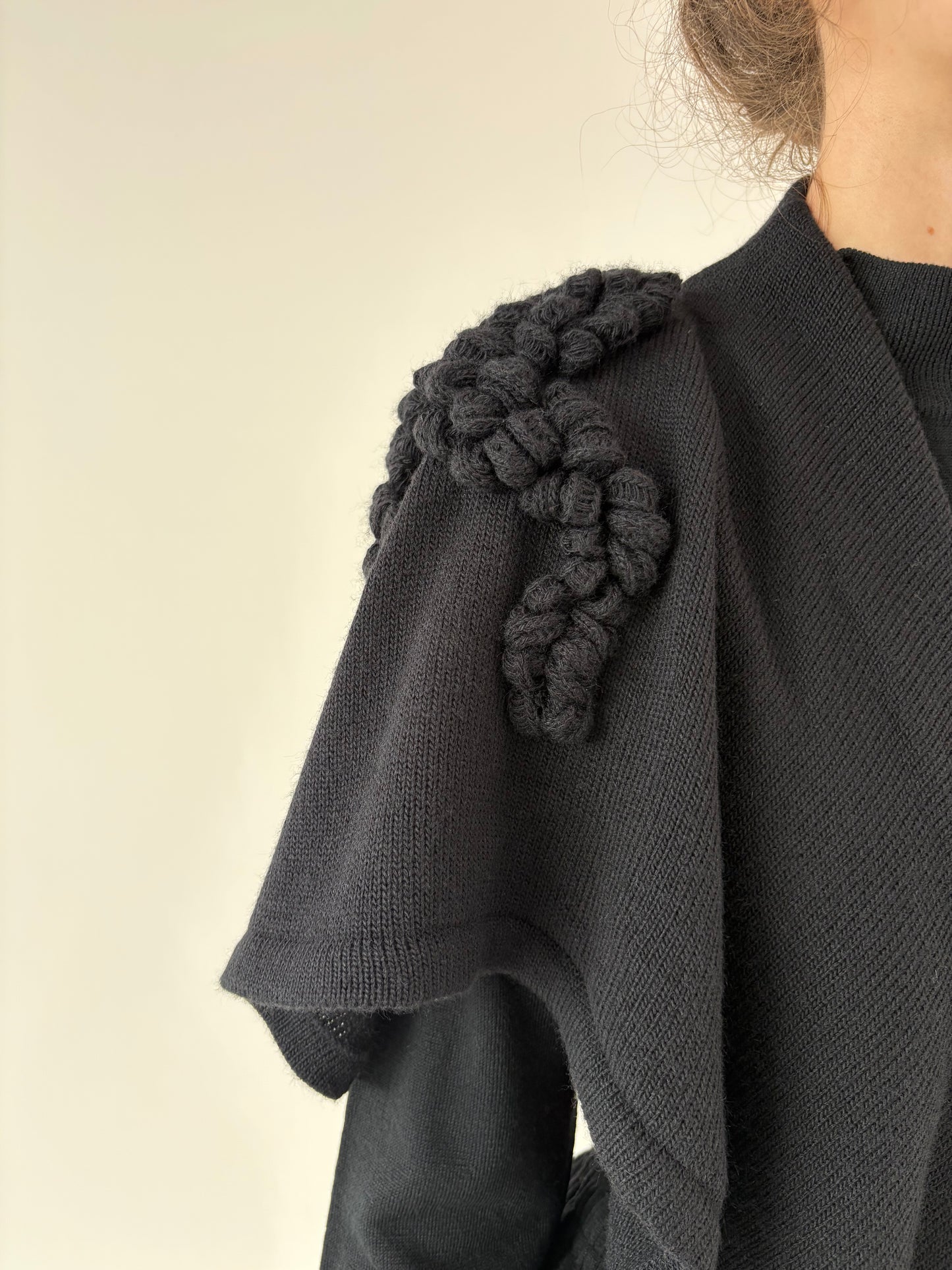 Capă neagră italiană cu aplicație 3D din lana extrafina