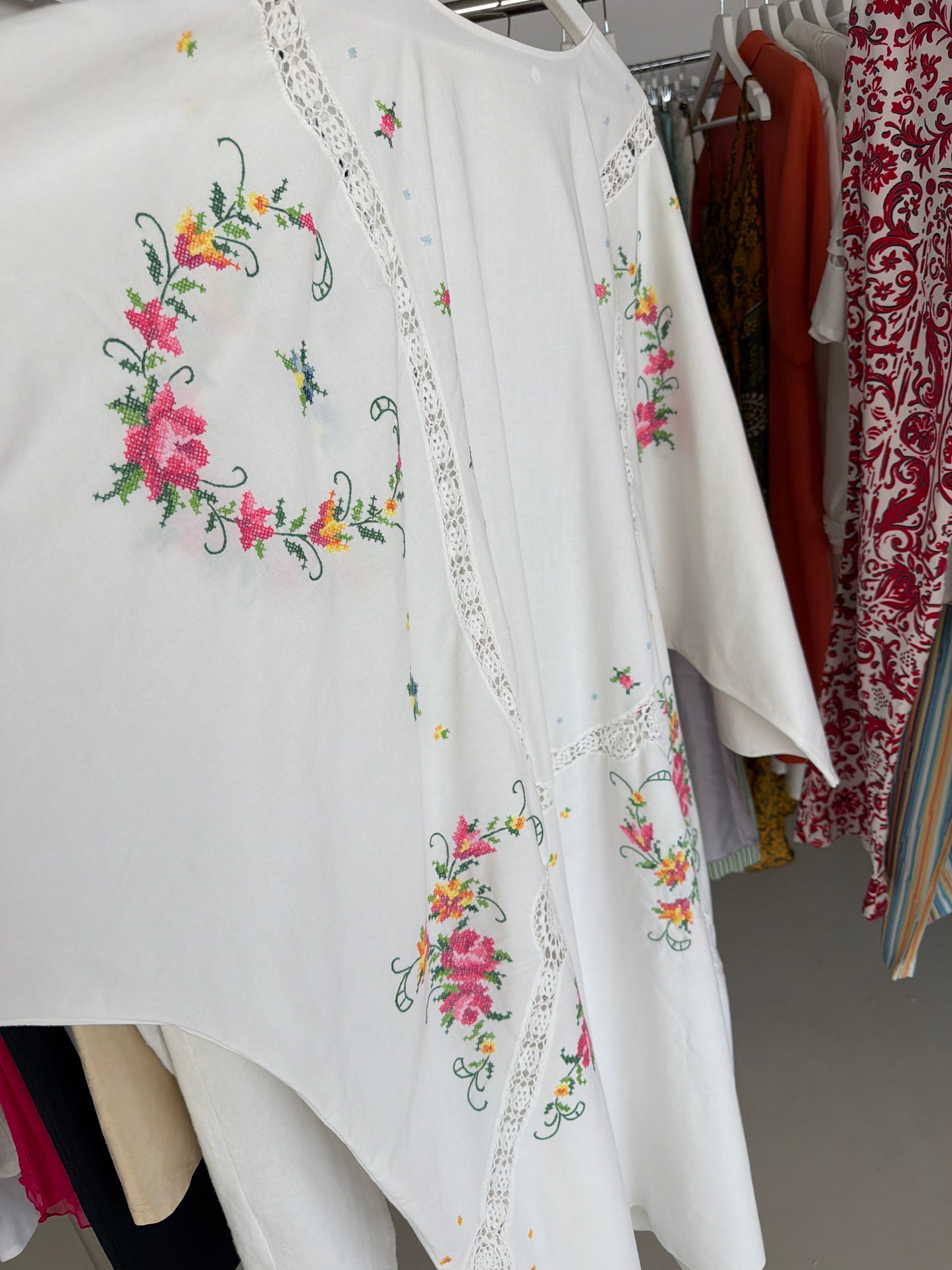 Kaftan excepțional cu broderie manuală superbă colorată și macrame fin lucrat manual