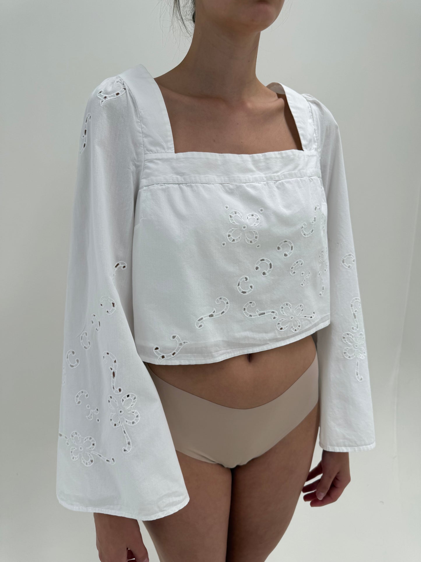 Cămașa vintage din bumbac luxury integral cu broderie anglaise și mâneci evazate